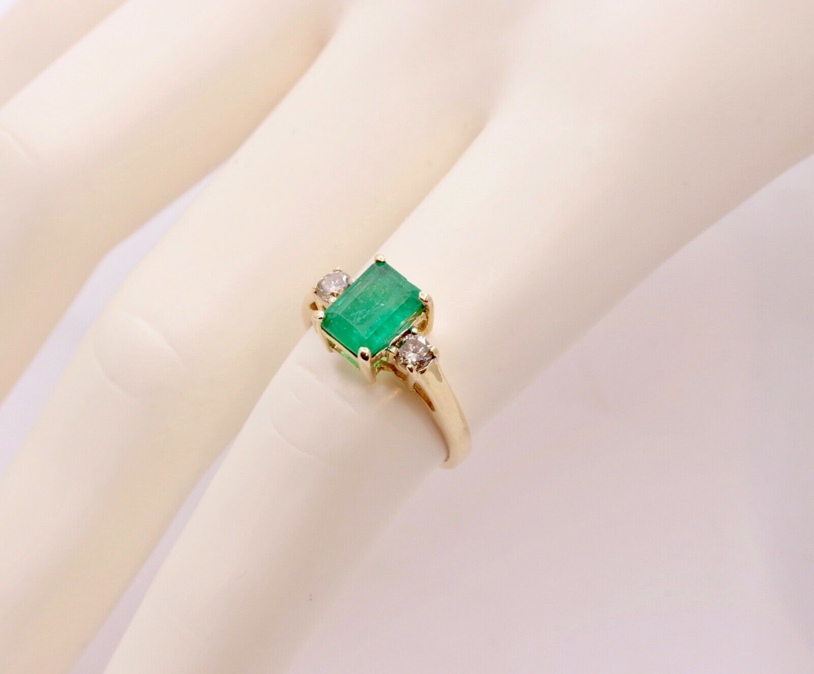 Beautiful Natural Emerald Diamonds 14K Yellow Gold Ring