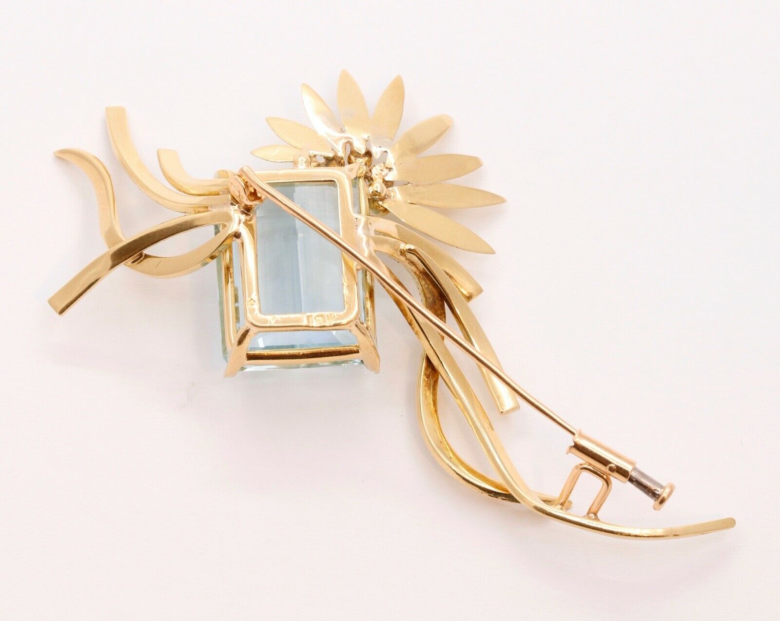 Bright and Beautiful Aquamarine 18K Yellow Gold Flower Vines Brooch Pin