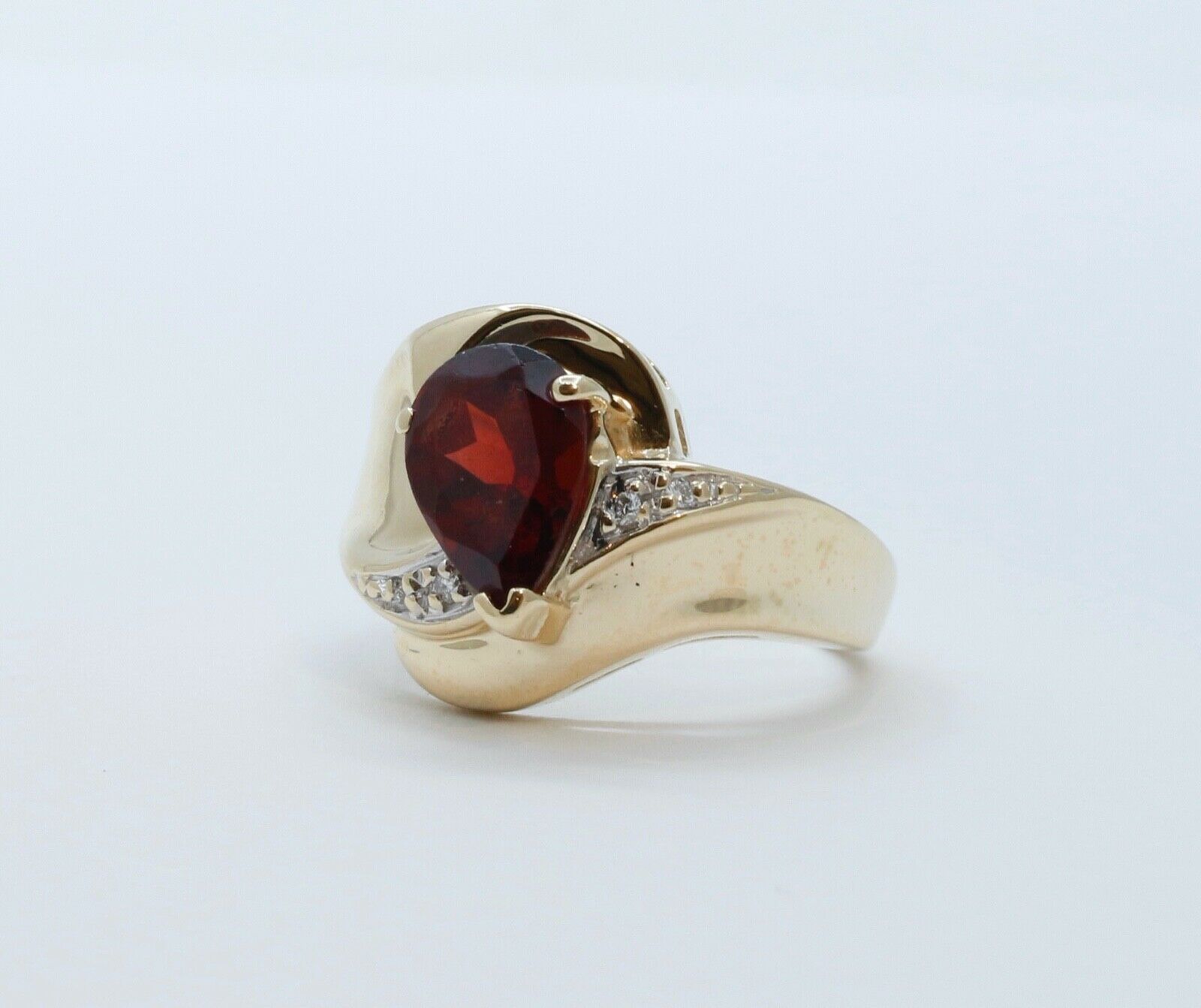 Vintage Ladies Garnet Diamonds 14K Yellow Gold Ring
