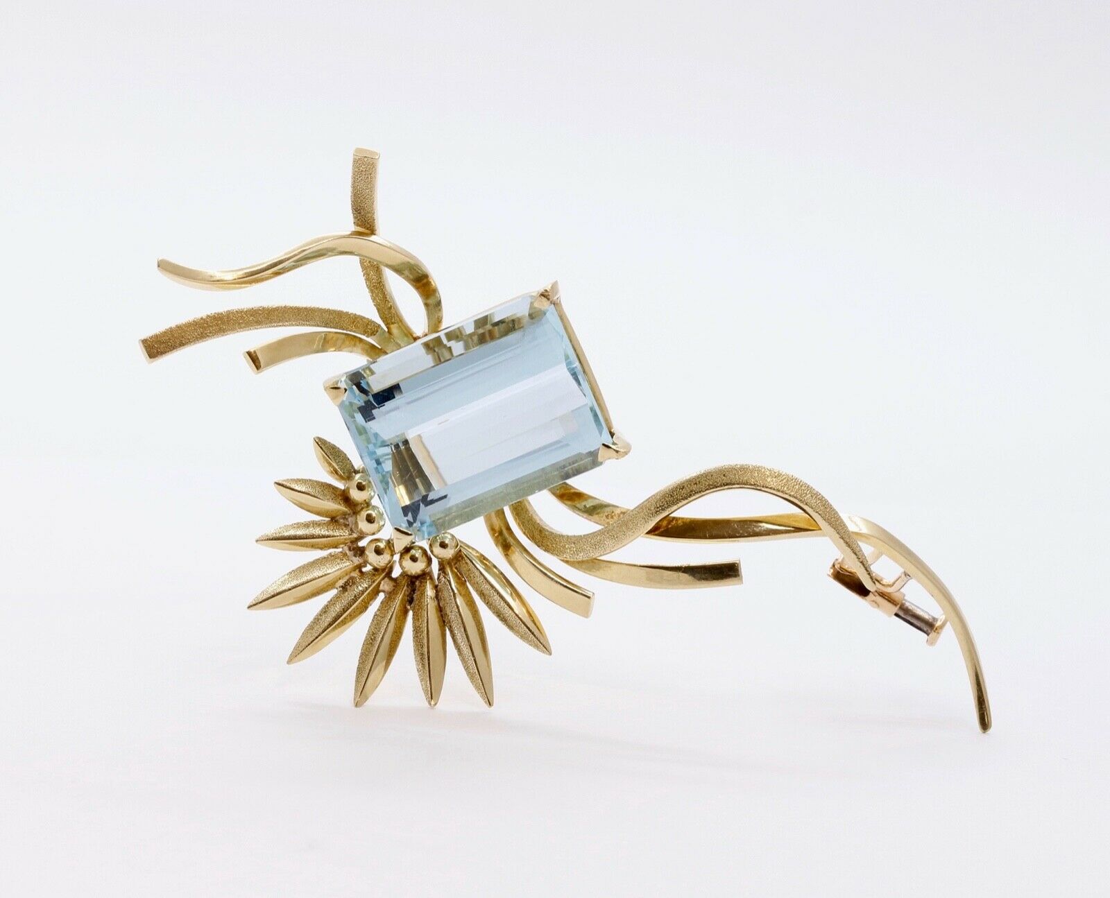 Bright and Beautiful Aquamarine 18K Yellow Gold Flower Vines Brooch Pin
