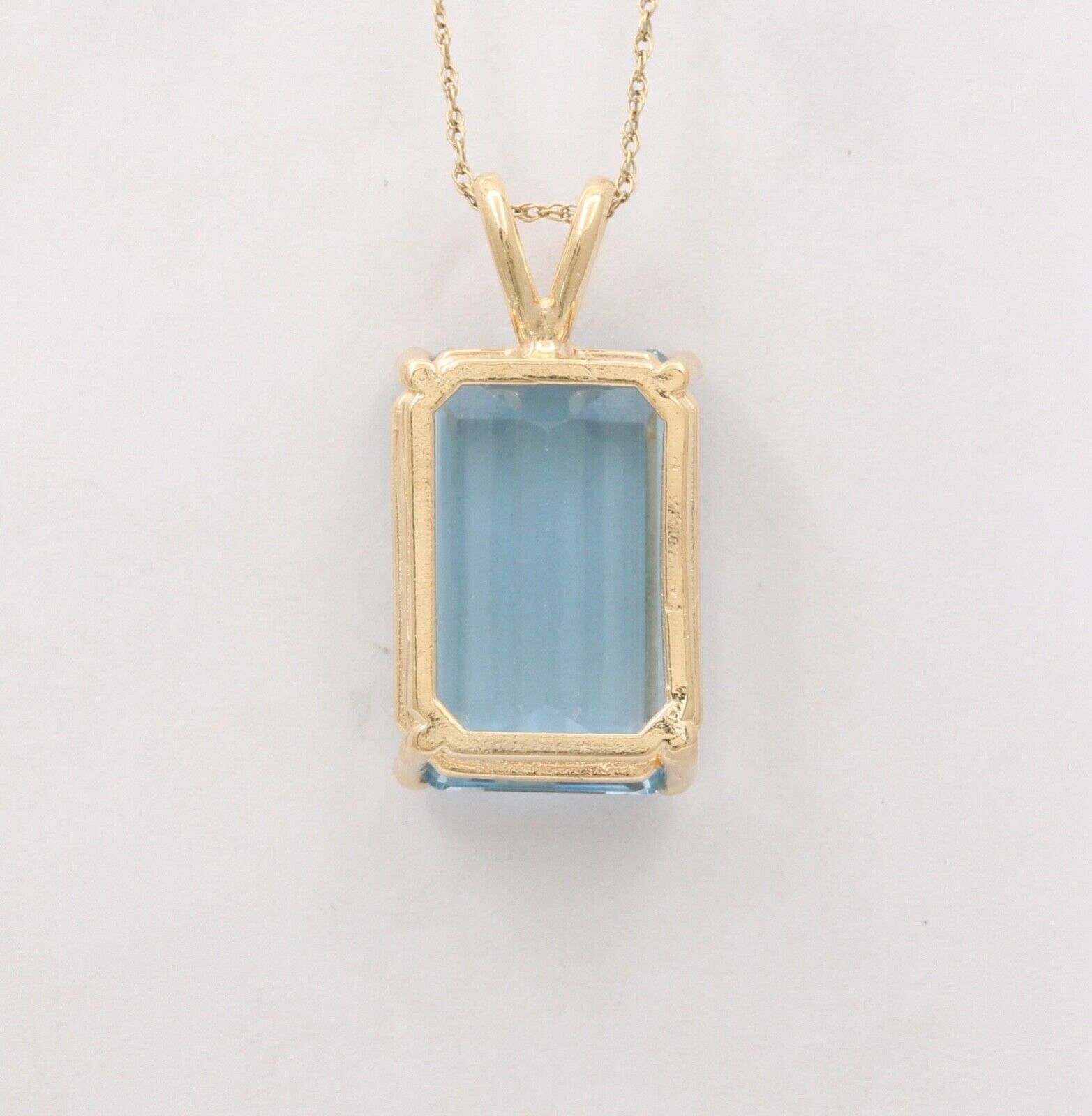 Vintage 14K Yellow Gold Solitaire Blue Topaz Pendant, Necklace. 2366