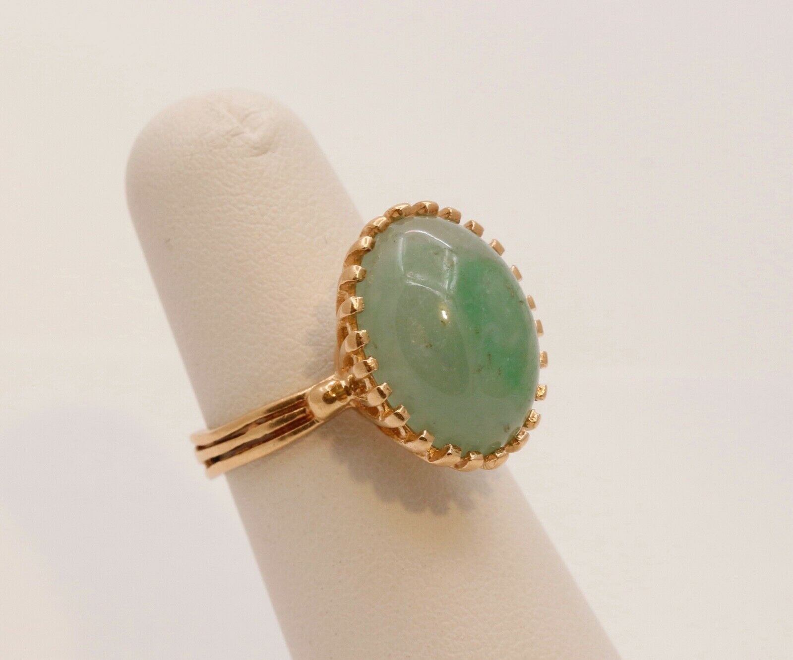 Vintage Ladies Natural Jade 14K Yellow Gold Ring