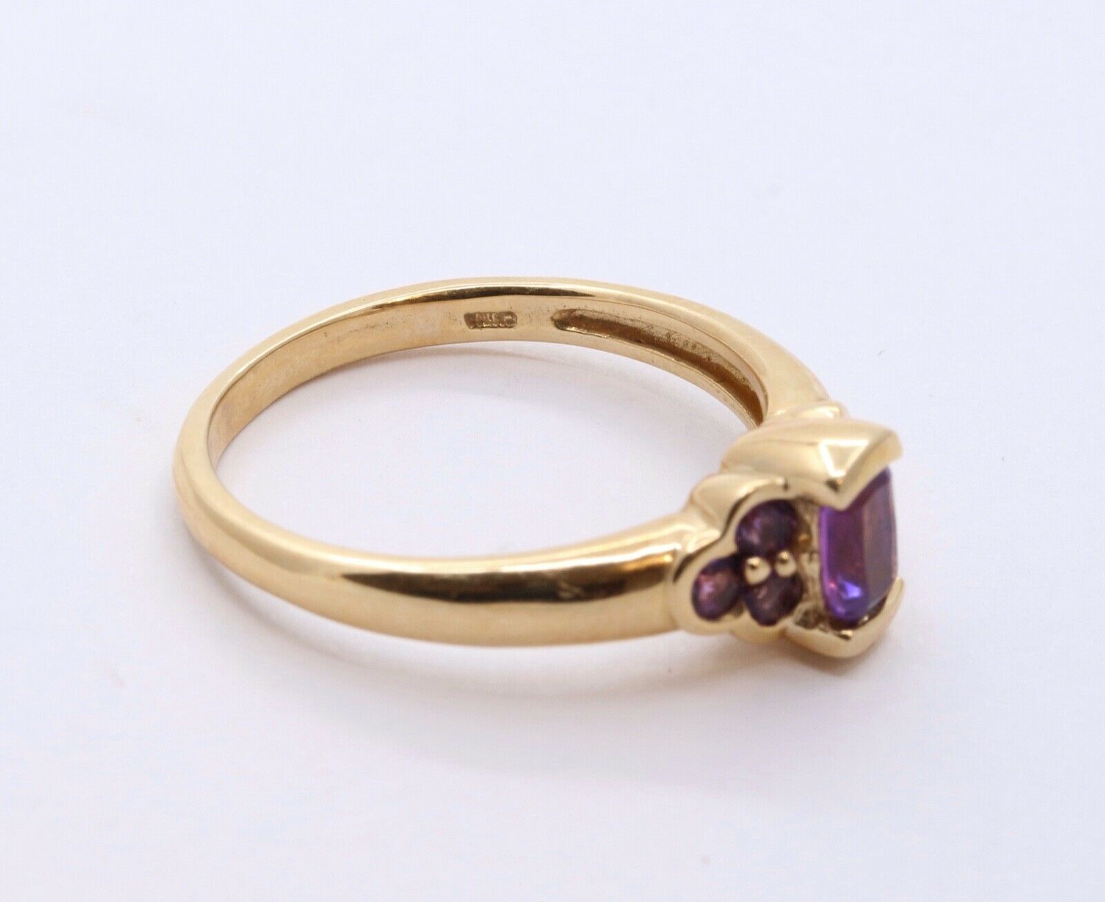 Beautiful Vintage Ladies Amethyst 14K Yellow Gold Ring