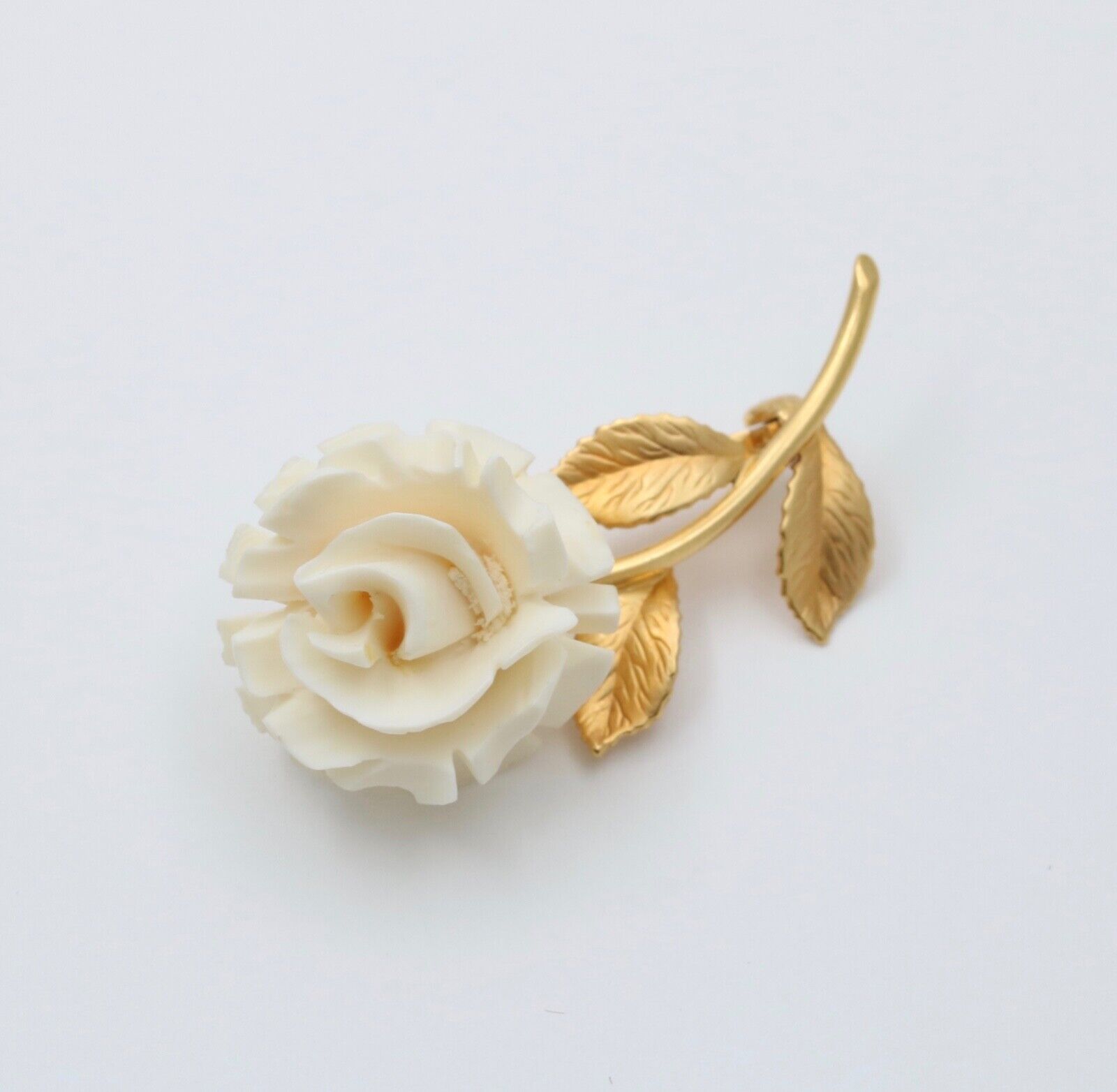 Vintage White Coral Flower 14K Yellow Gold Brooch Pin