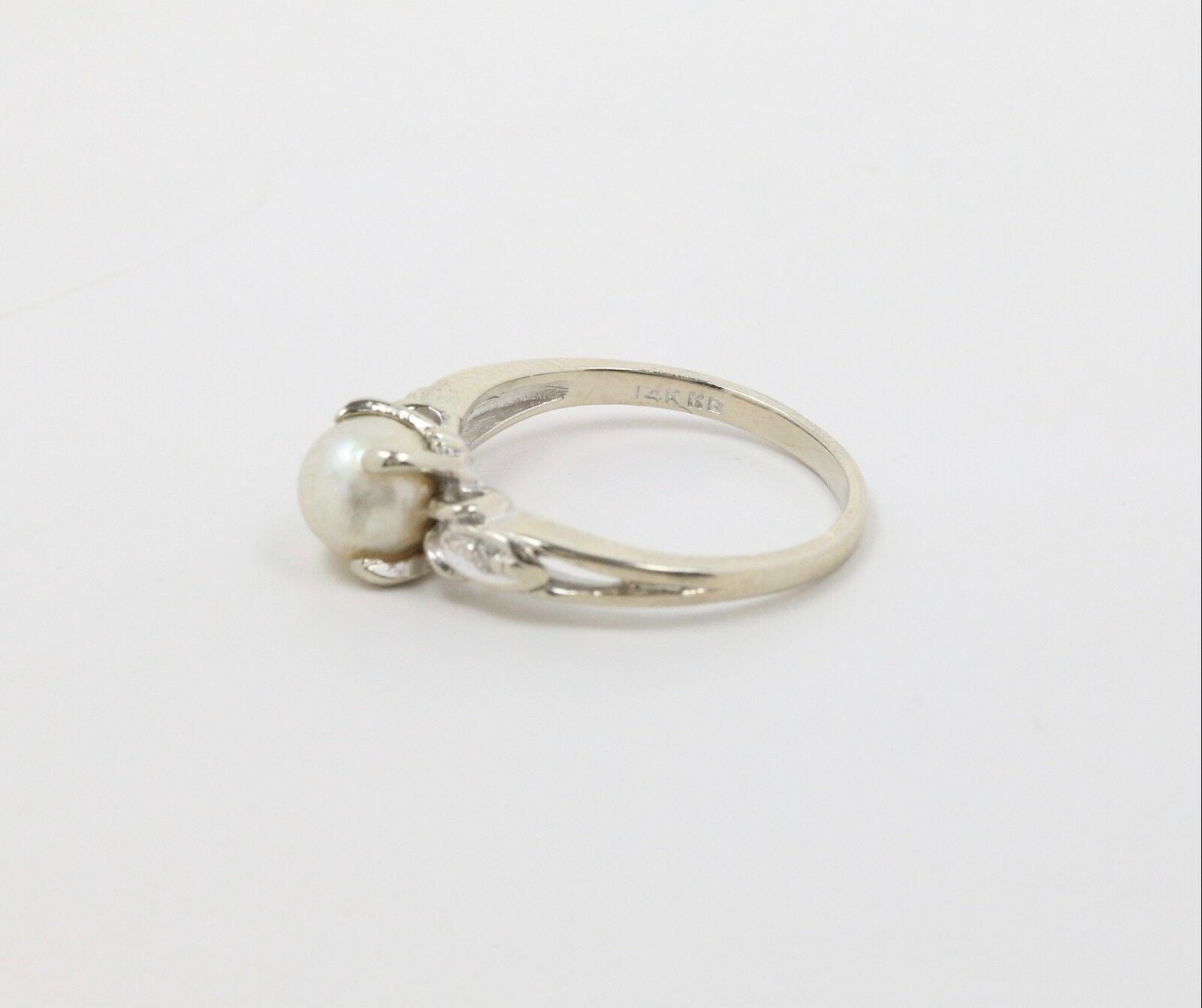 Vintage 14K White Gold Pearl Diamond Ring