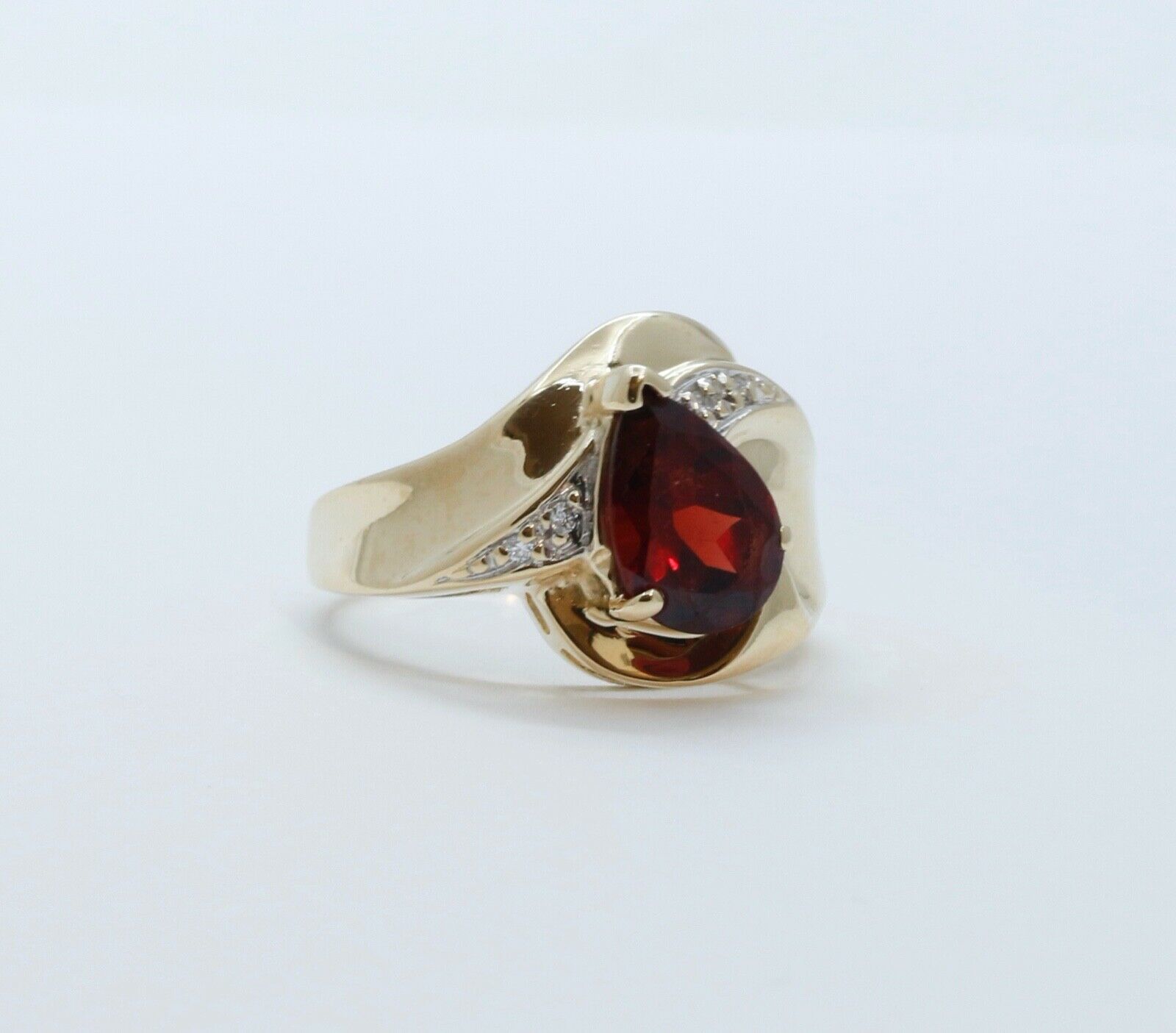 Vintage Ladies Garnet Diamonds 14K Yellow Gold Ring
