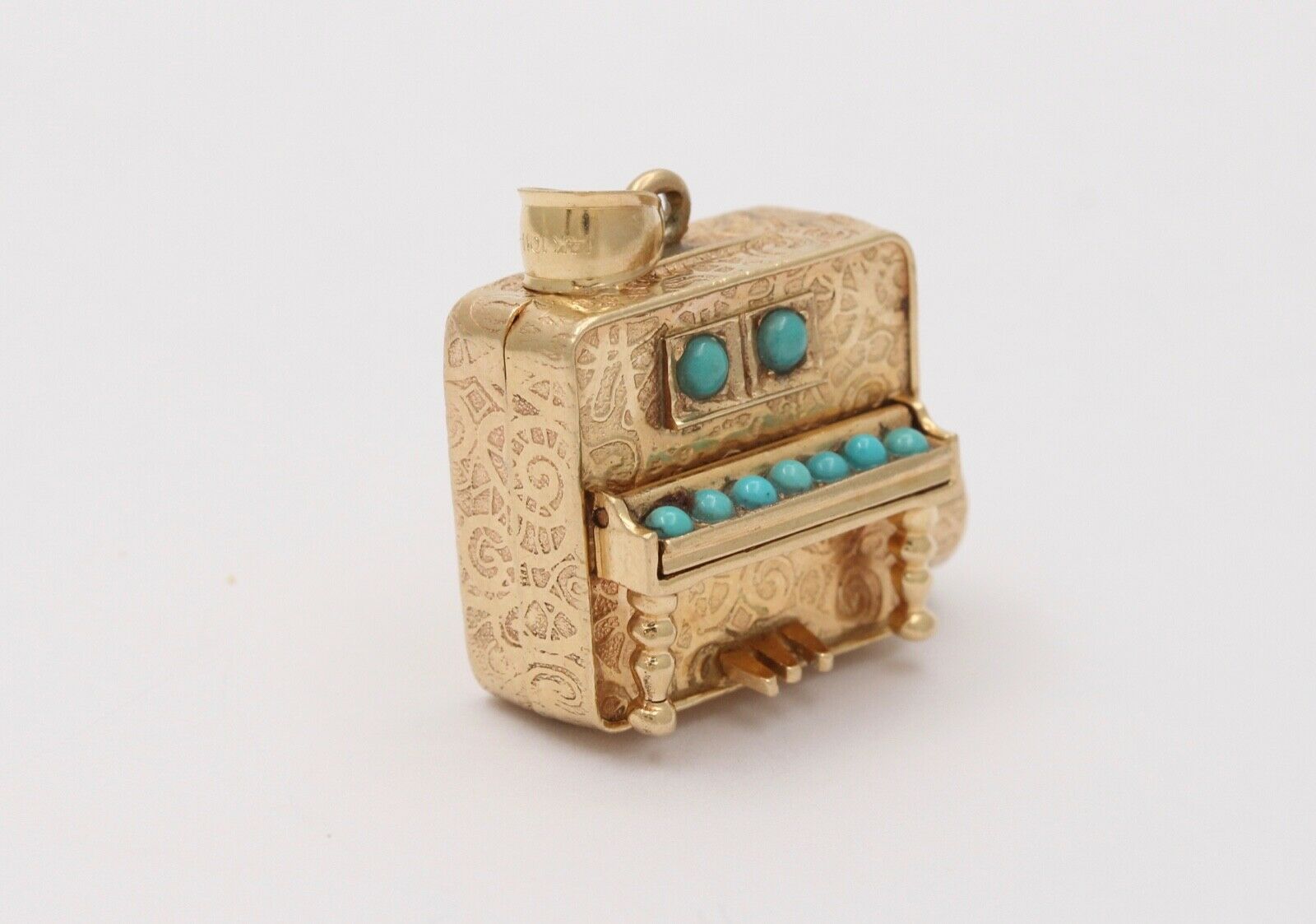 Vintage Organ 14K Yellow Gold Turquoise Pendant
