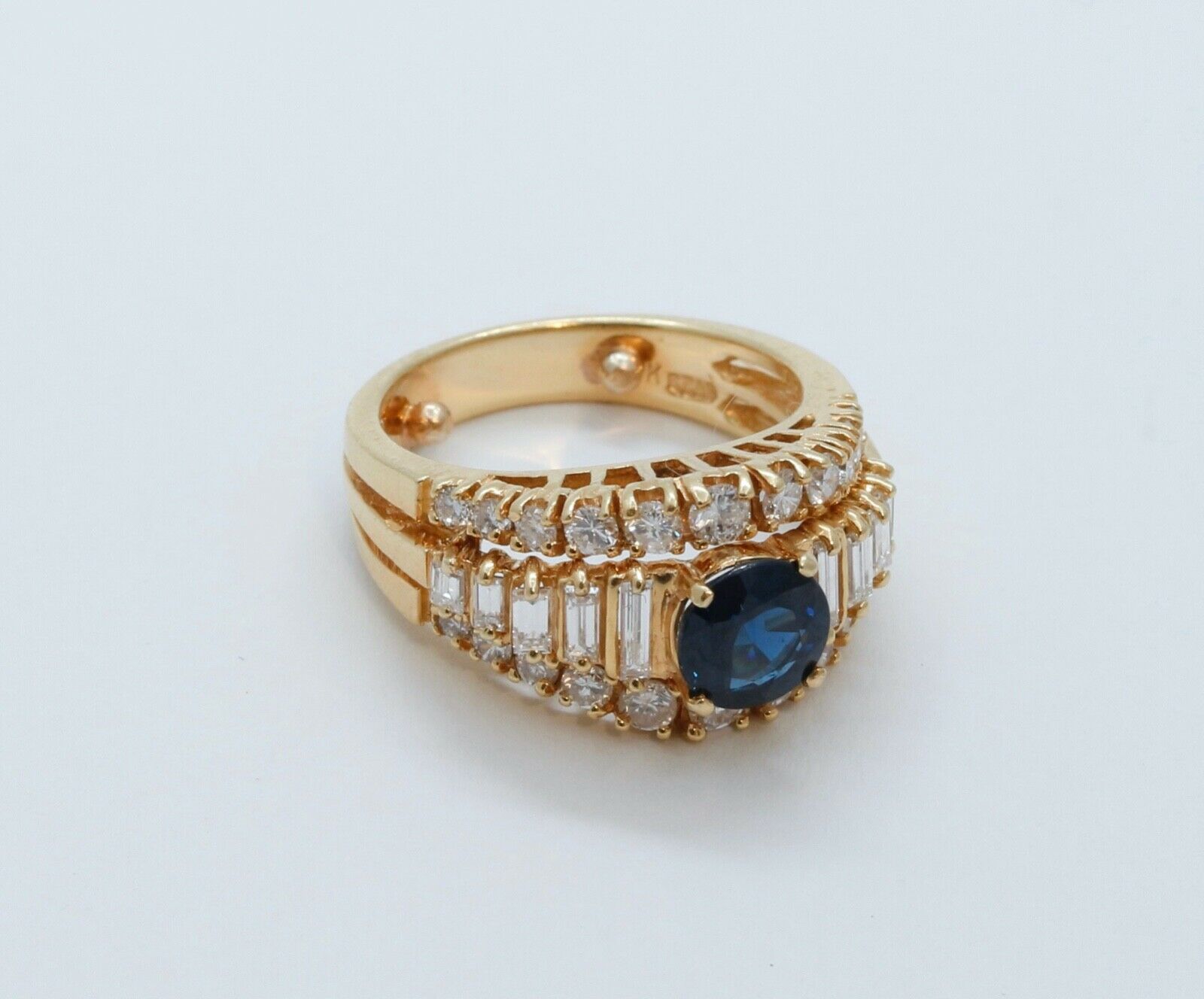 Vintage Ladies Blue Sapphire Diamonds 18K Yellow Gold Ring