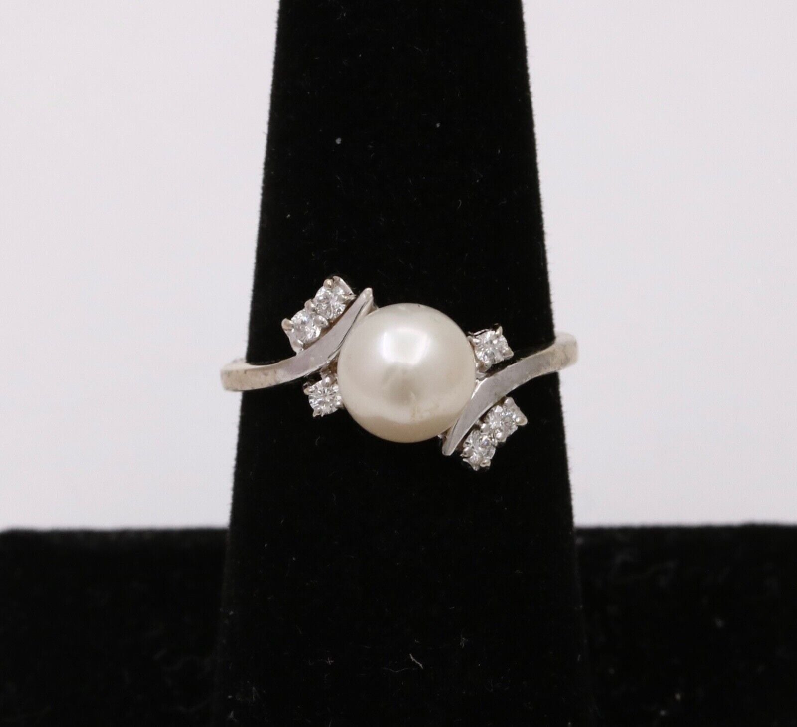 Vintage 14K White Gold Pearl & Diamond Ring.