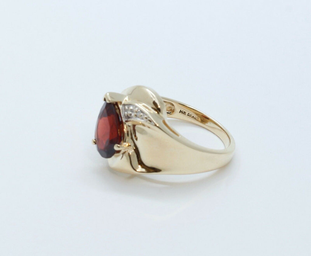 Vintage Ladies Garnet Diamonds 14K Yellow Gold Ring