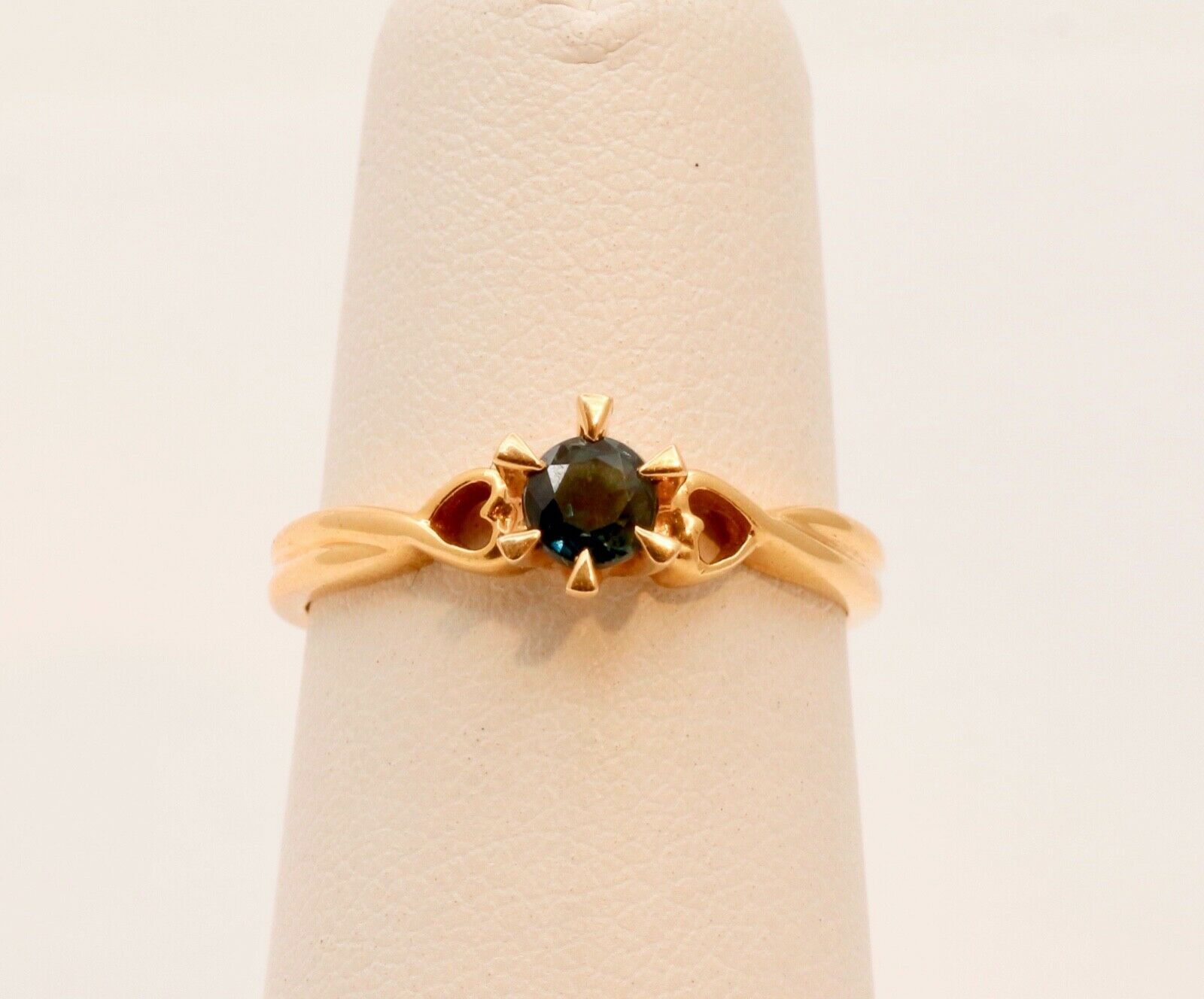 Vintage Ladies Solitaire Blue Sapphire 18K Yellow Gold Ring