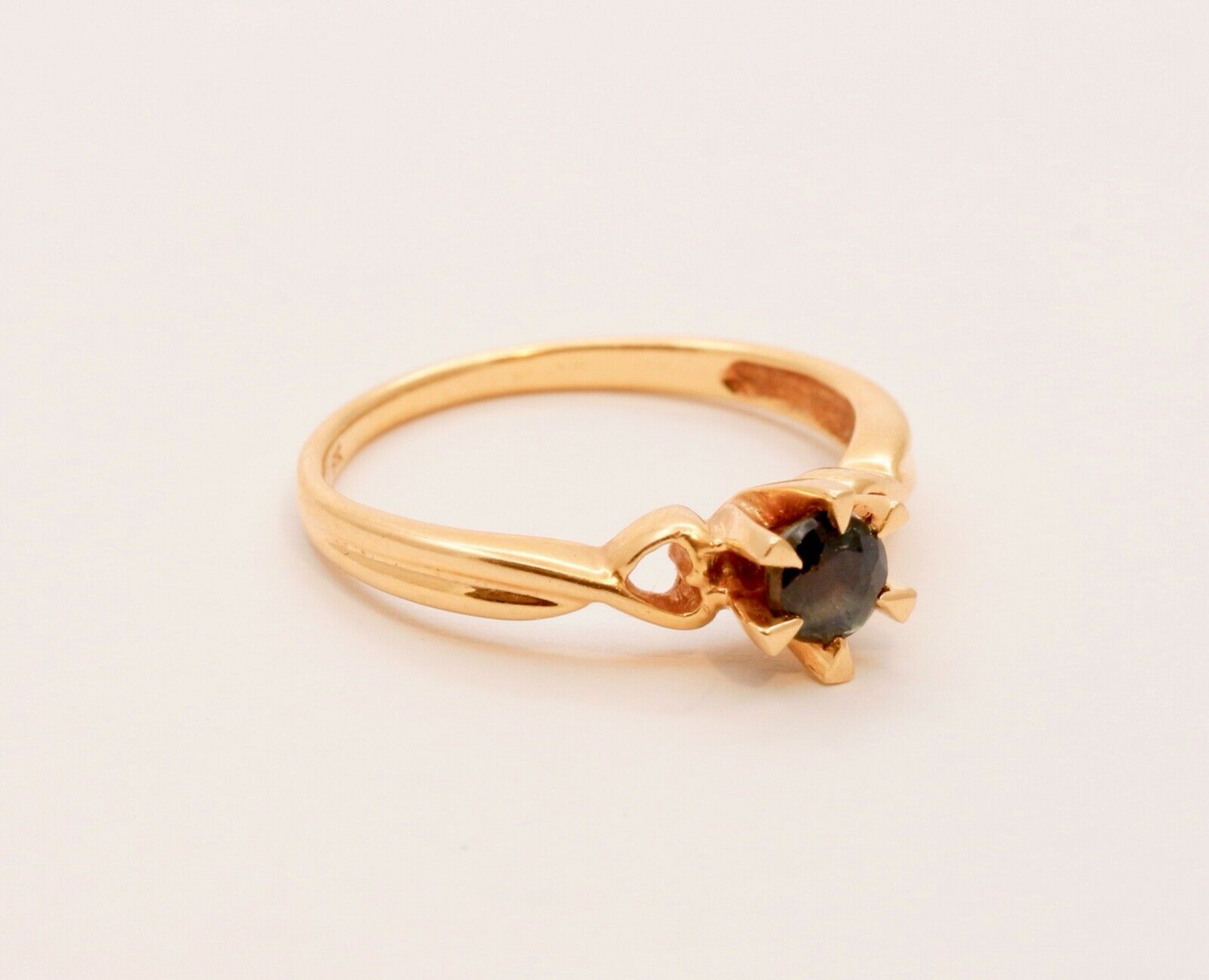Vintage Ladies Solitaire Blue Sapphire 18K Yellow Gold Ring