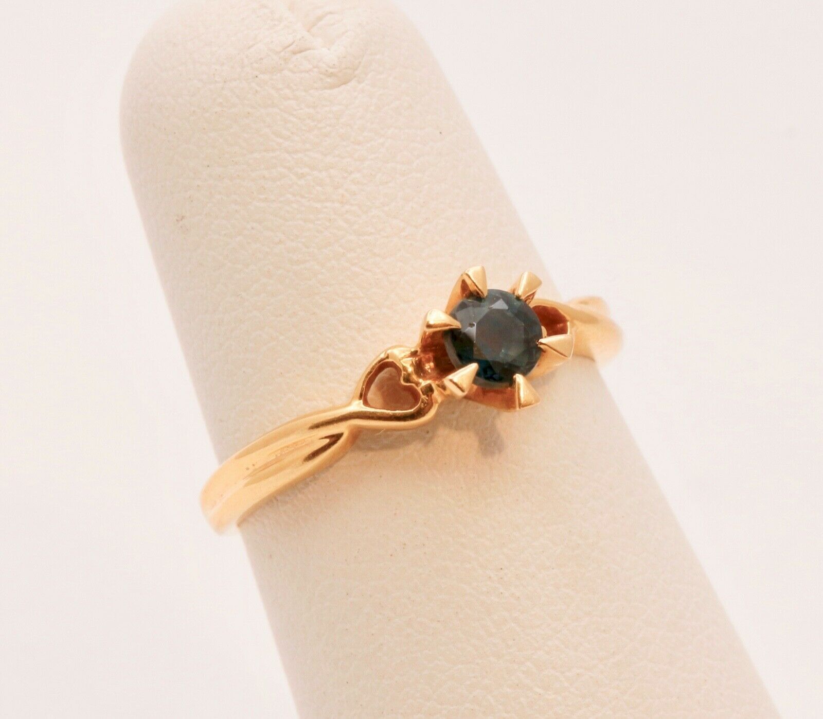 Vintage Ladies Solitaire Blue Sapphire 18K Yellow Gold Ring