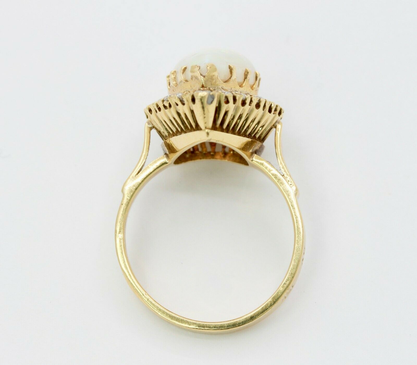 Vintage 18K Yellow Gold Halo Setting Opal Diamond Cocktail Ring