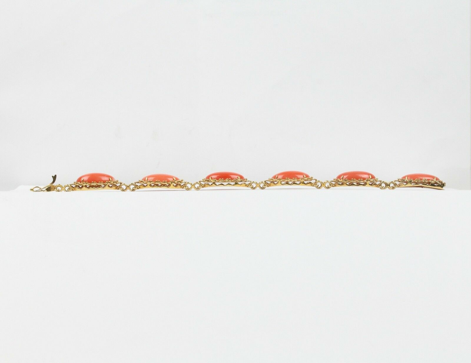 Elegant Vintage Ladies Coral 18K Yellow Gold Bracelet