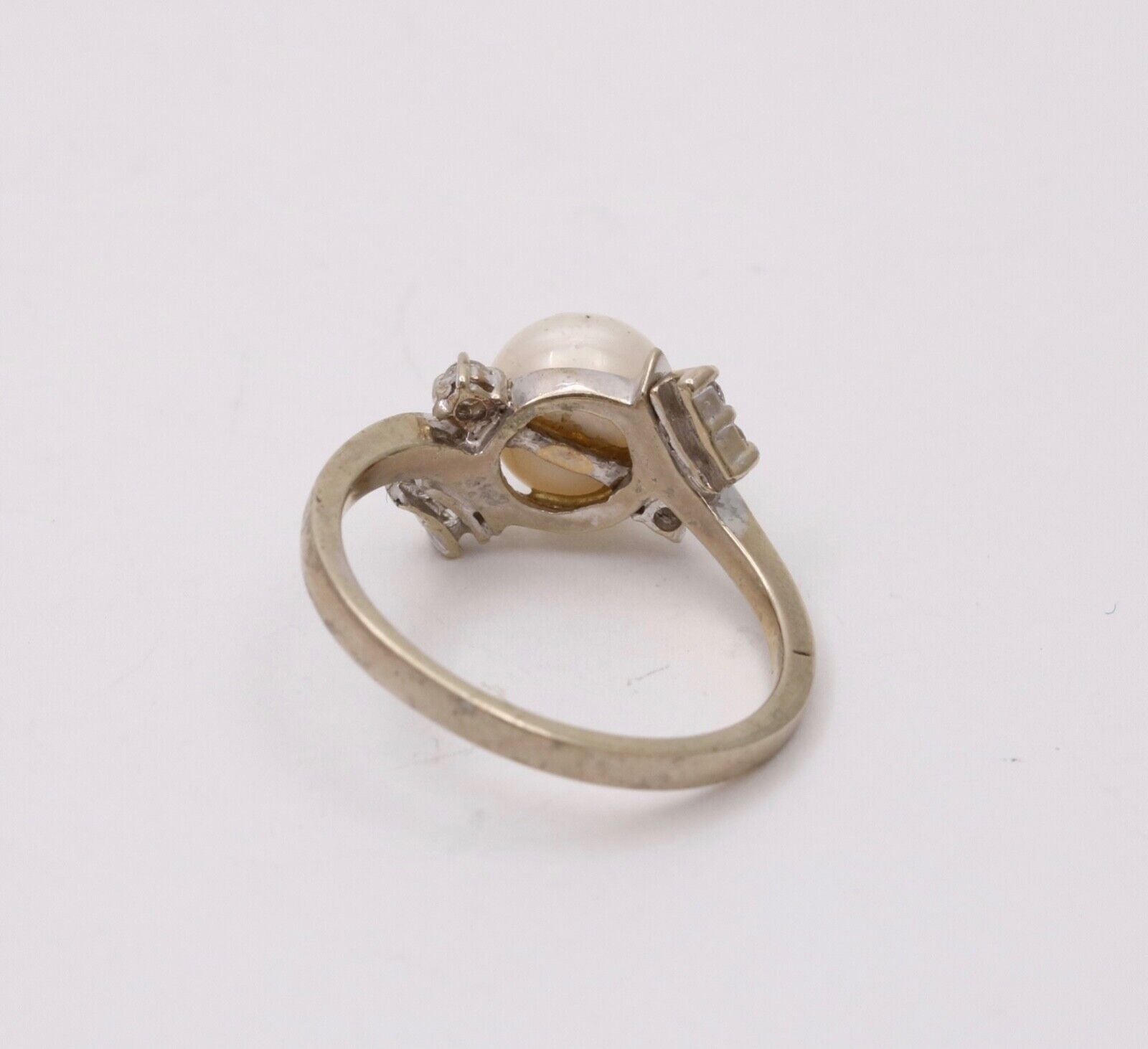 Vintage 14K White Gold Pearl & Diamond Ring.