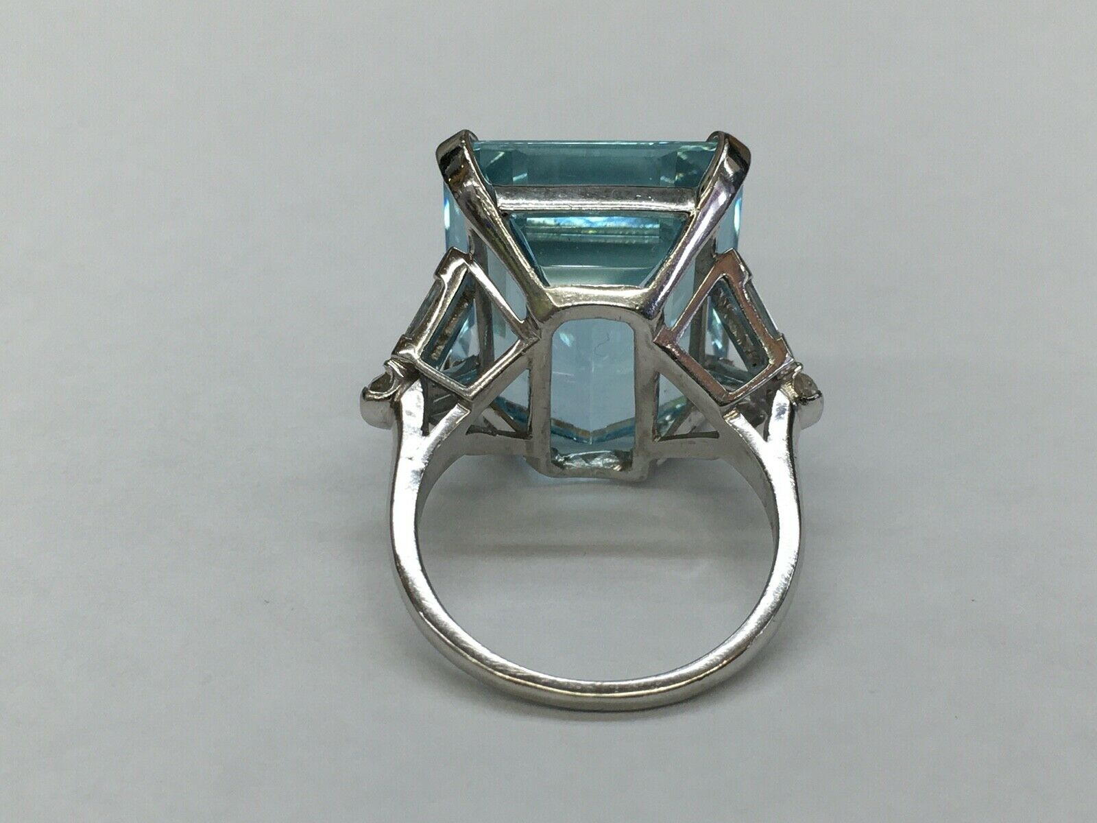 Beautiful Vintage Ladies Aquamarine Diamonds Platinum Ring