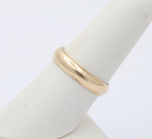 Load image into Gallery viewer, Vintage 14K Yellow Gold Wedding Band Ring, Stacking Band.
