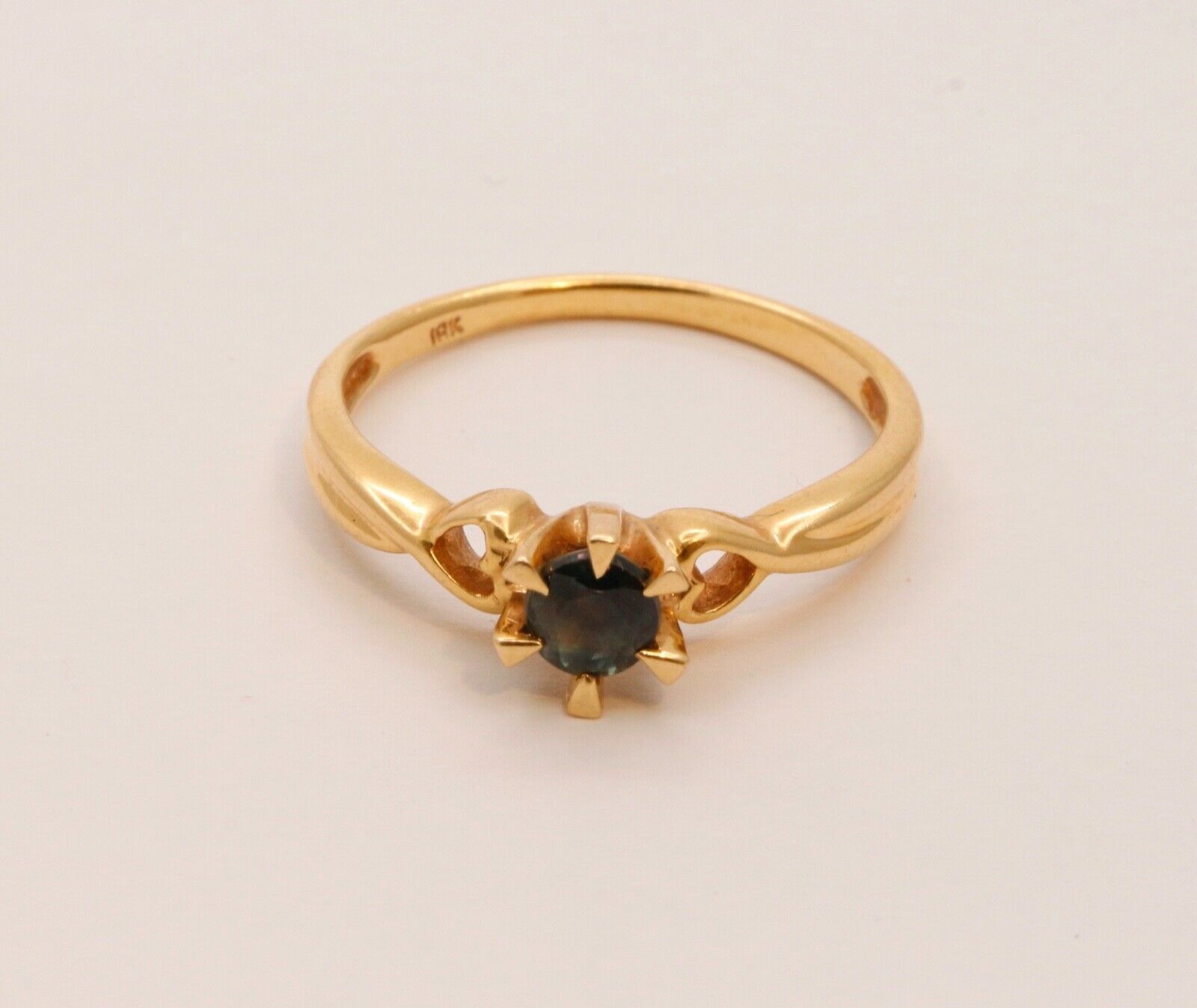 Vintage Ladies Solitaire Blue Sapphire 18K Yellow Gold Ring
