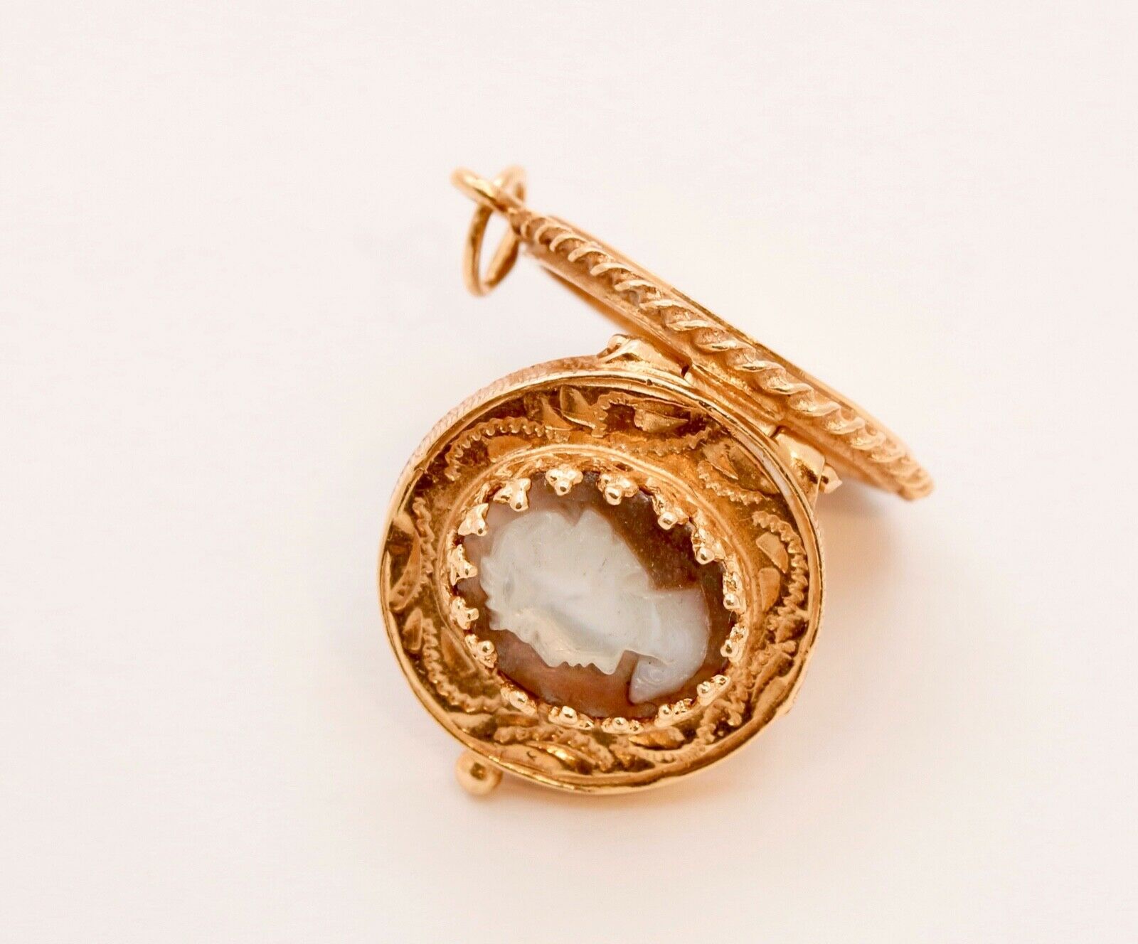 Beautiful Vintage Mother Of Pearl 14K Yellow Gold Locket Pendant