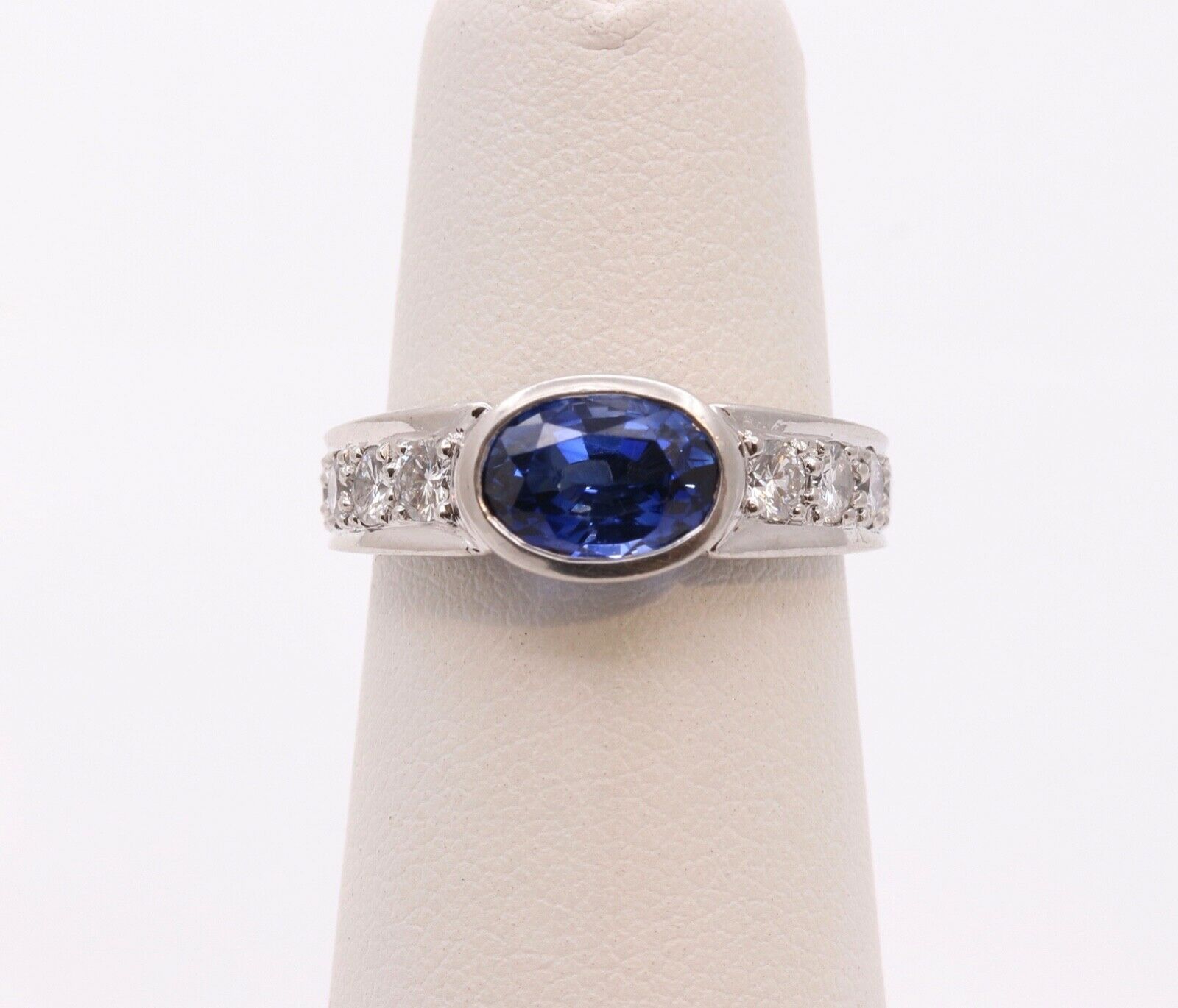 Beautiful Vintage Ladies Blue Sapphire Diamonds Platinum Ring