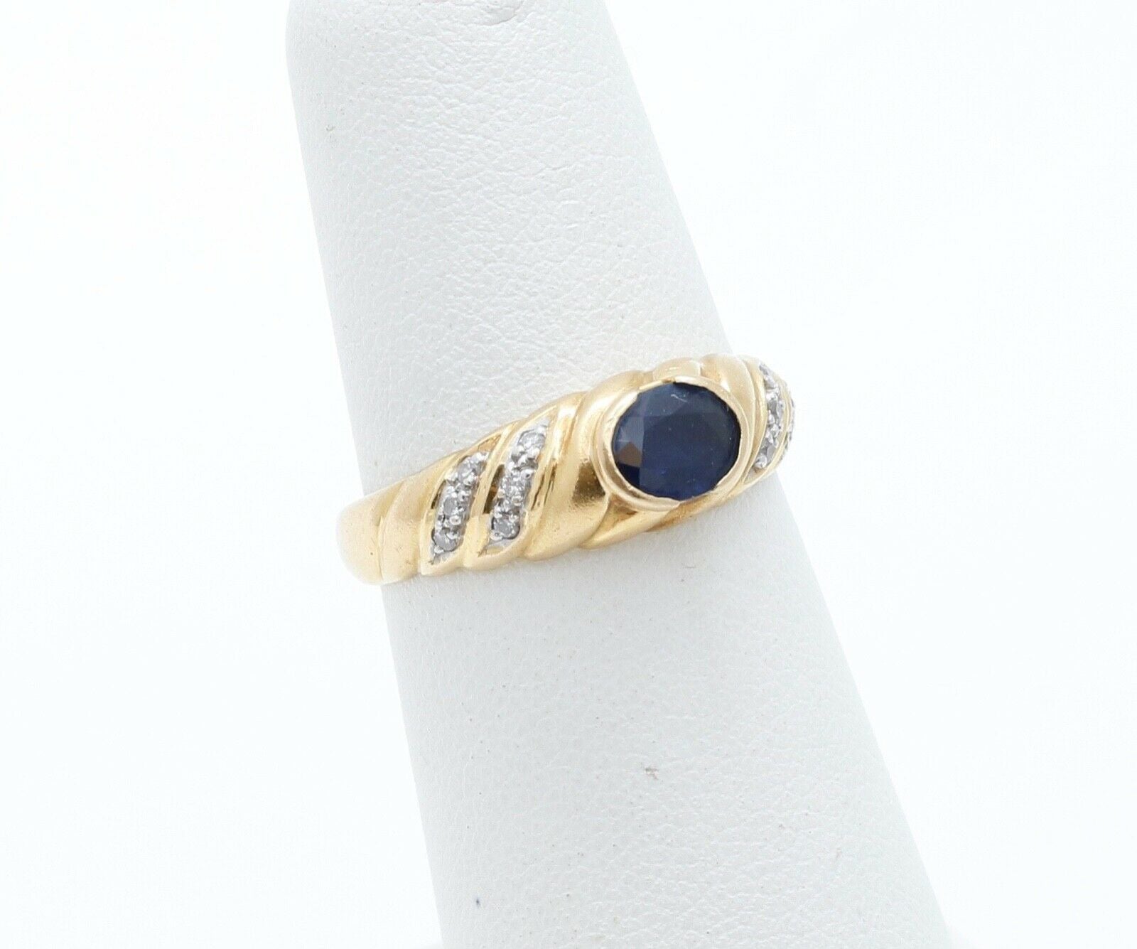 Vintage Ladies Blue Sapphire Diamonds 18K Yellow Gold Ring