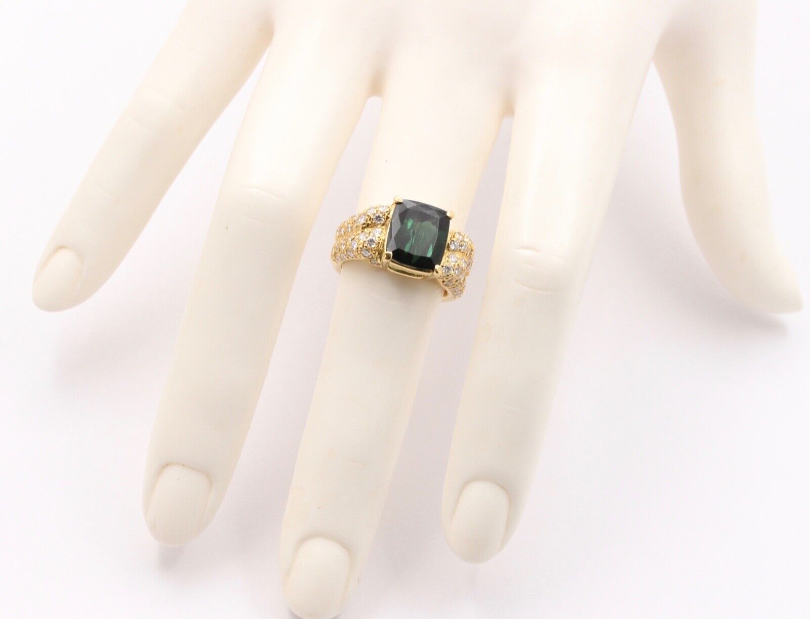 Vintage 4.35 carats Green Tourmaline 18K Gold Pave Diamond Ring