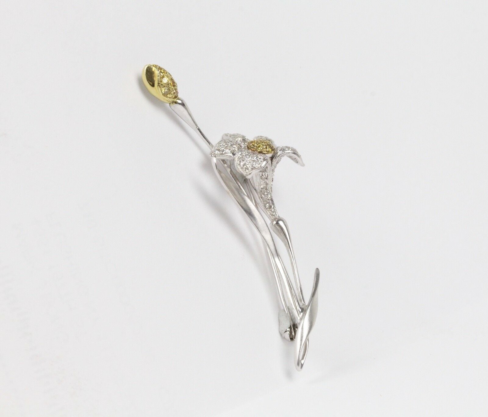 Vintage 18K White Gold Elegant Lily Flower Diamonds Brooch Pin