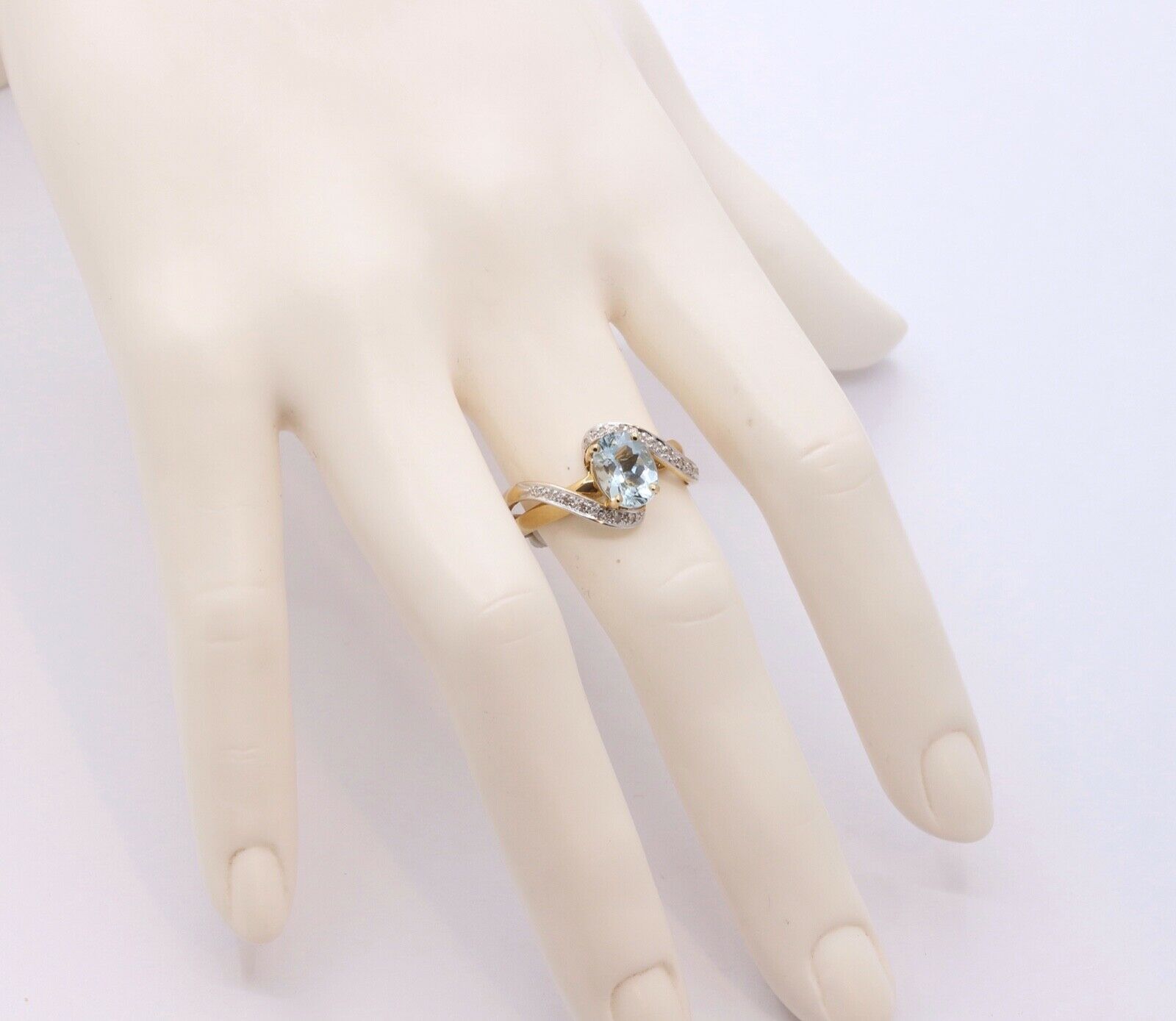 Vintage Ladies Natural Aquamarine Diamonds 14K Yellow White Gold Ring