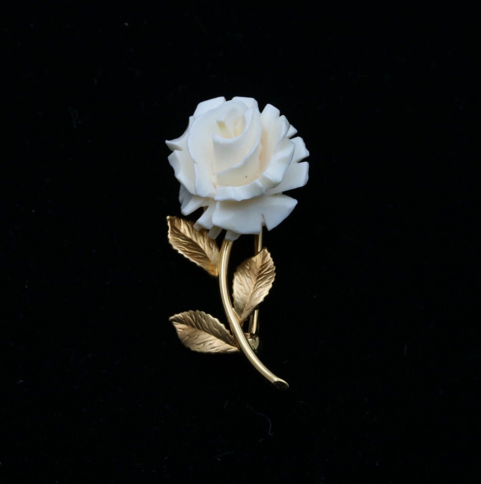 Vintage White Coral Flower 14K Yellow Gold Brooch Pin