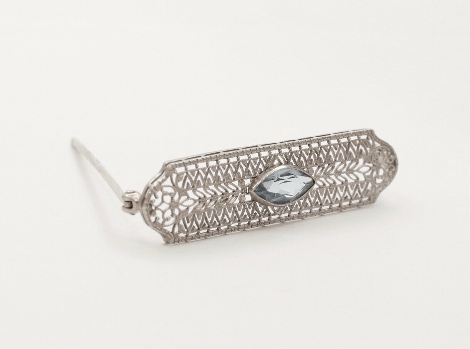 Art Deco Blue Sapphire 14K White Gold Filagree Bar Brooch Pin