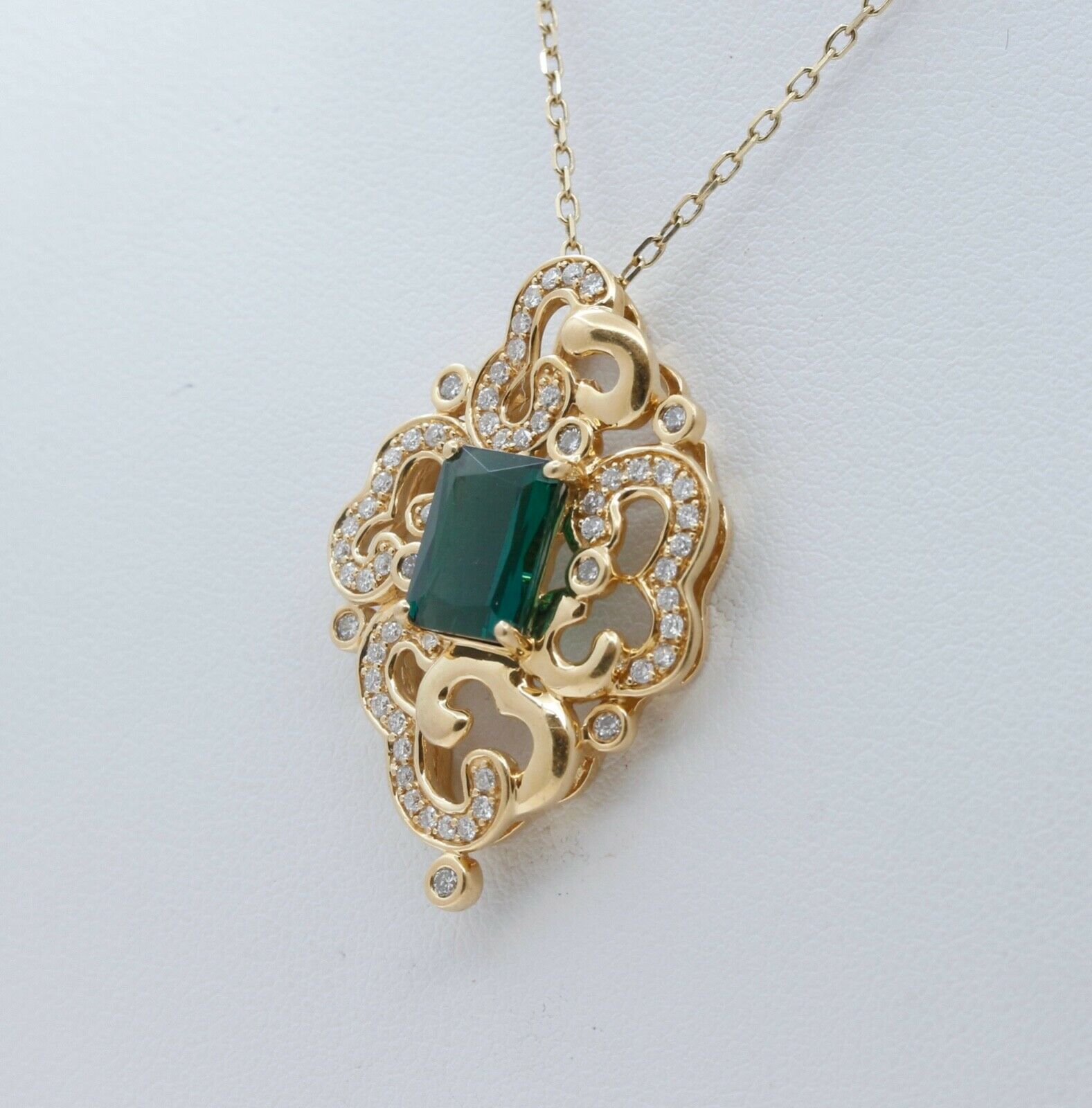 Beautiful Vintage Green Tourmaline Diamonds 14K Yellow Gold Pendant and Chain