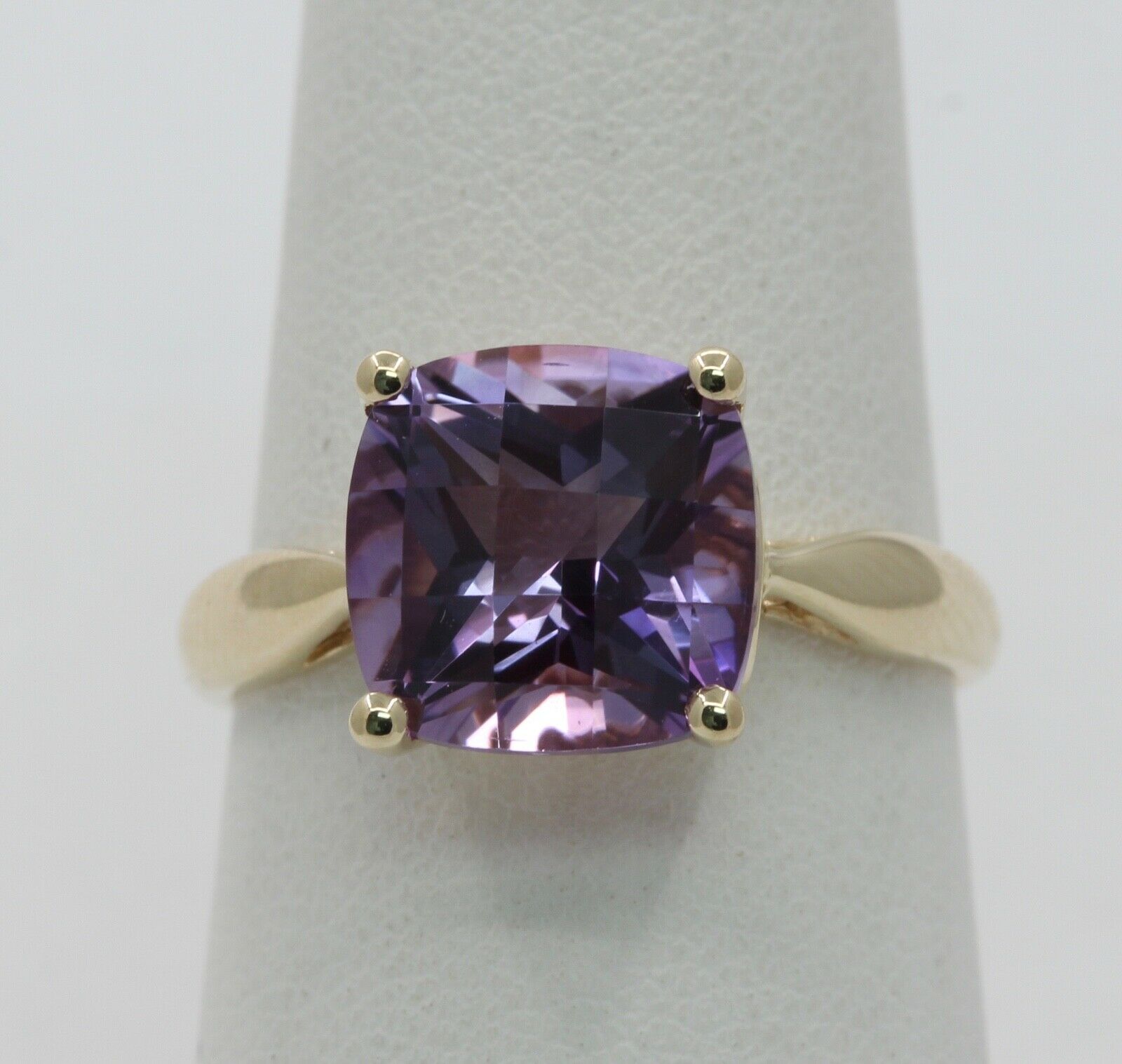 Vintage Ladies Amethyst 10K Yellow Gold Ring