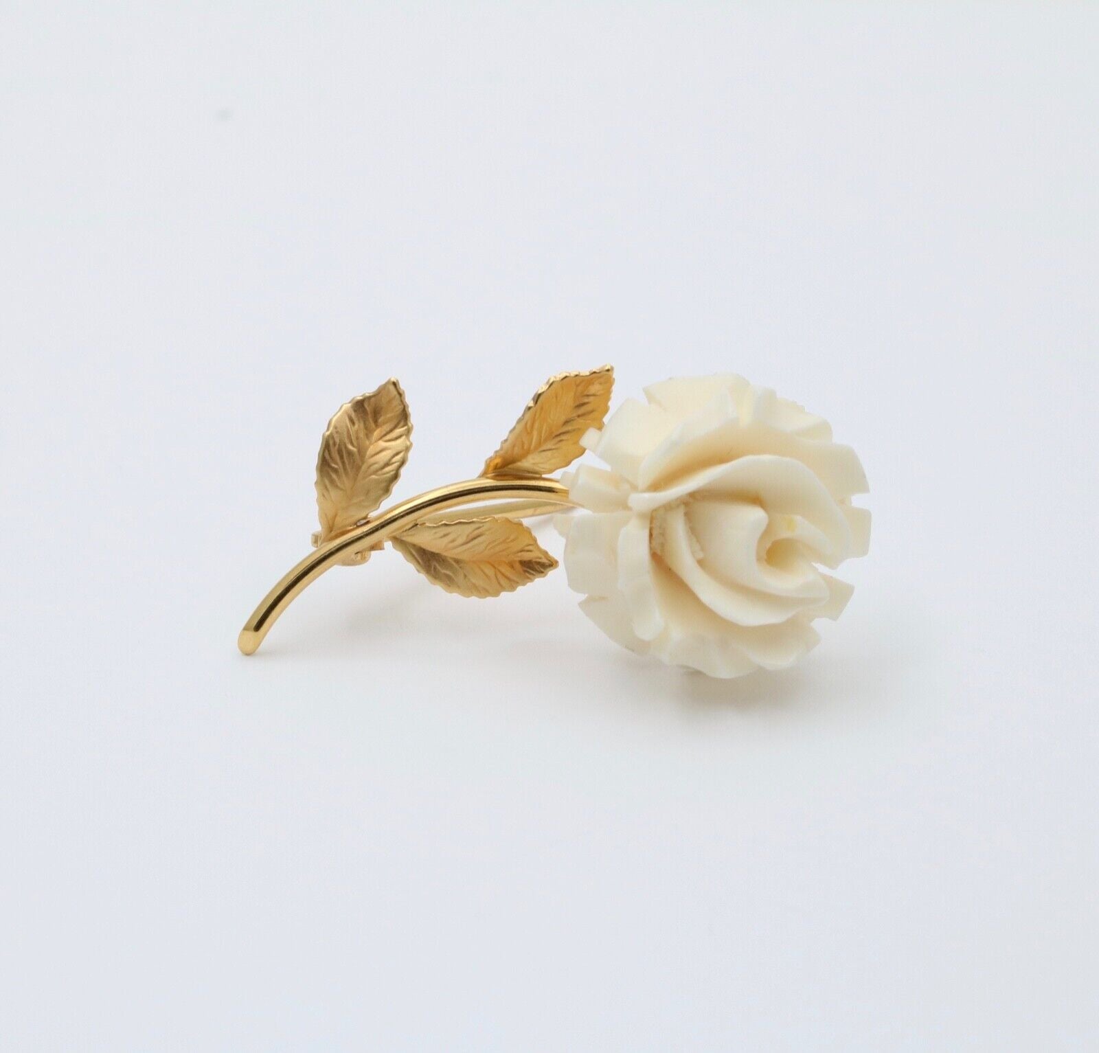 Vintage White Coral Flower 14K Yellow Gold Brooch Pin