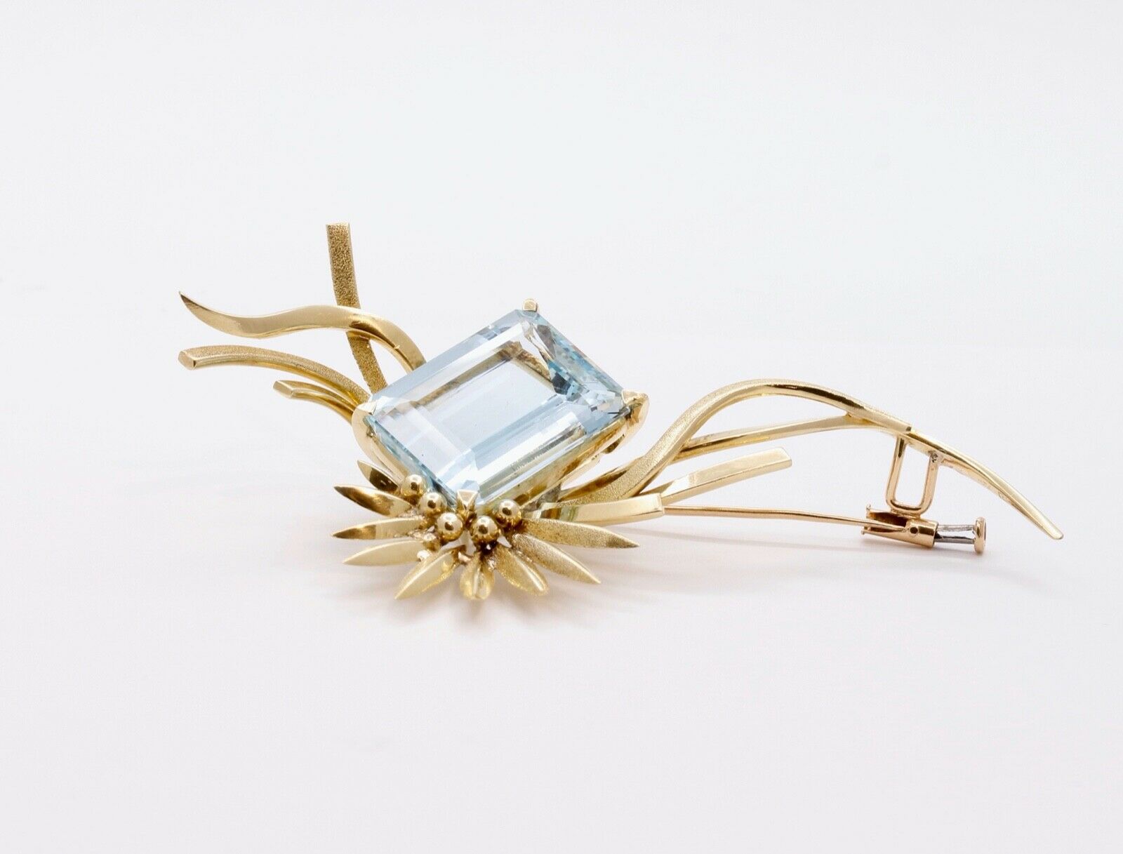 Bright and Beautiful Aquamarine 18K Yellow Gold Flower Vines Brooch Pin