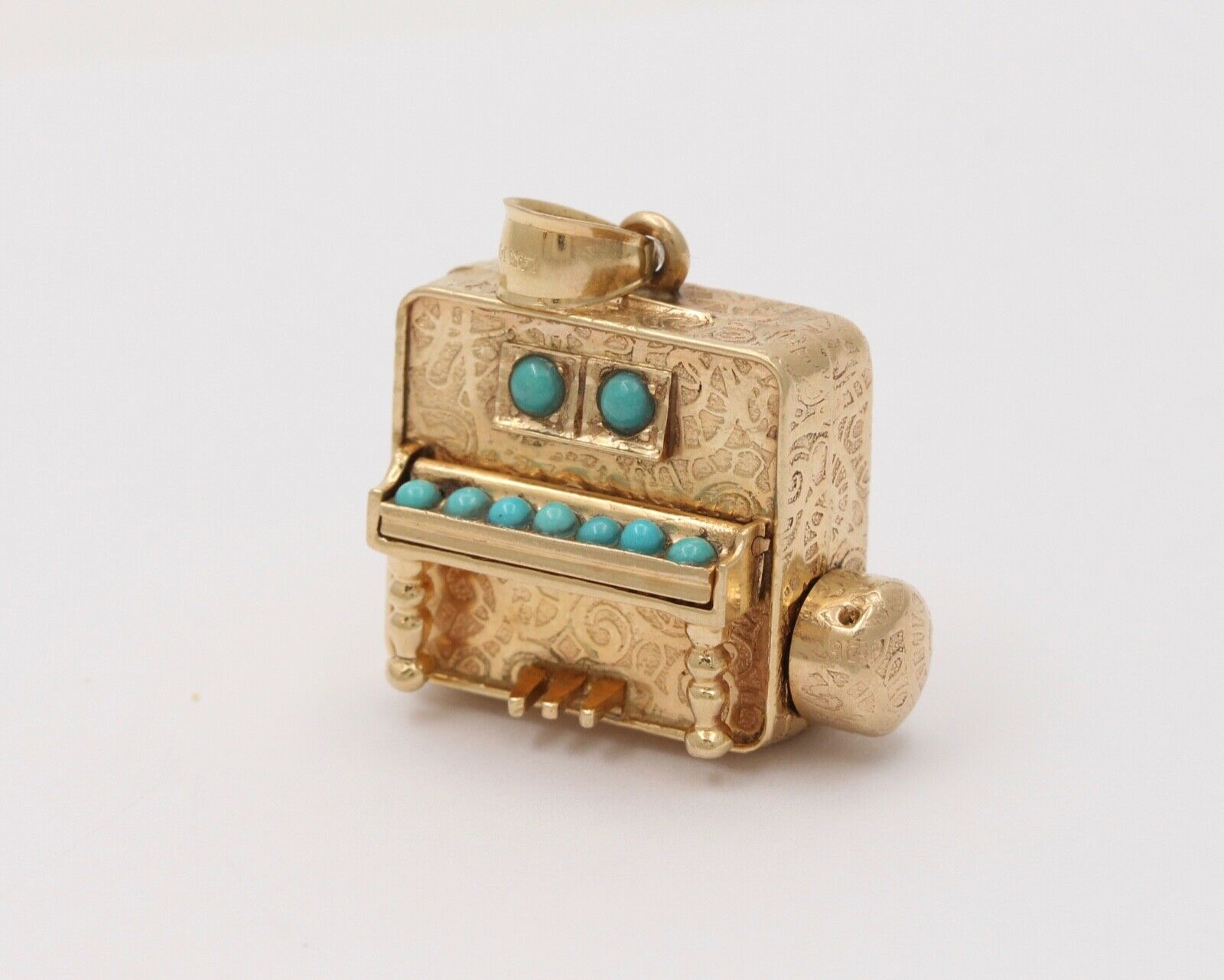 Vintage Organ 14K Yellow Gold Turquoise Pendant