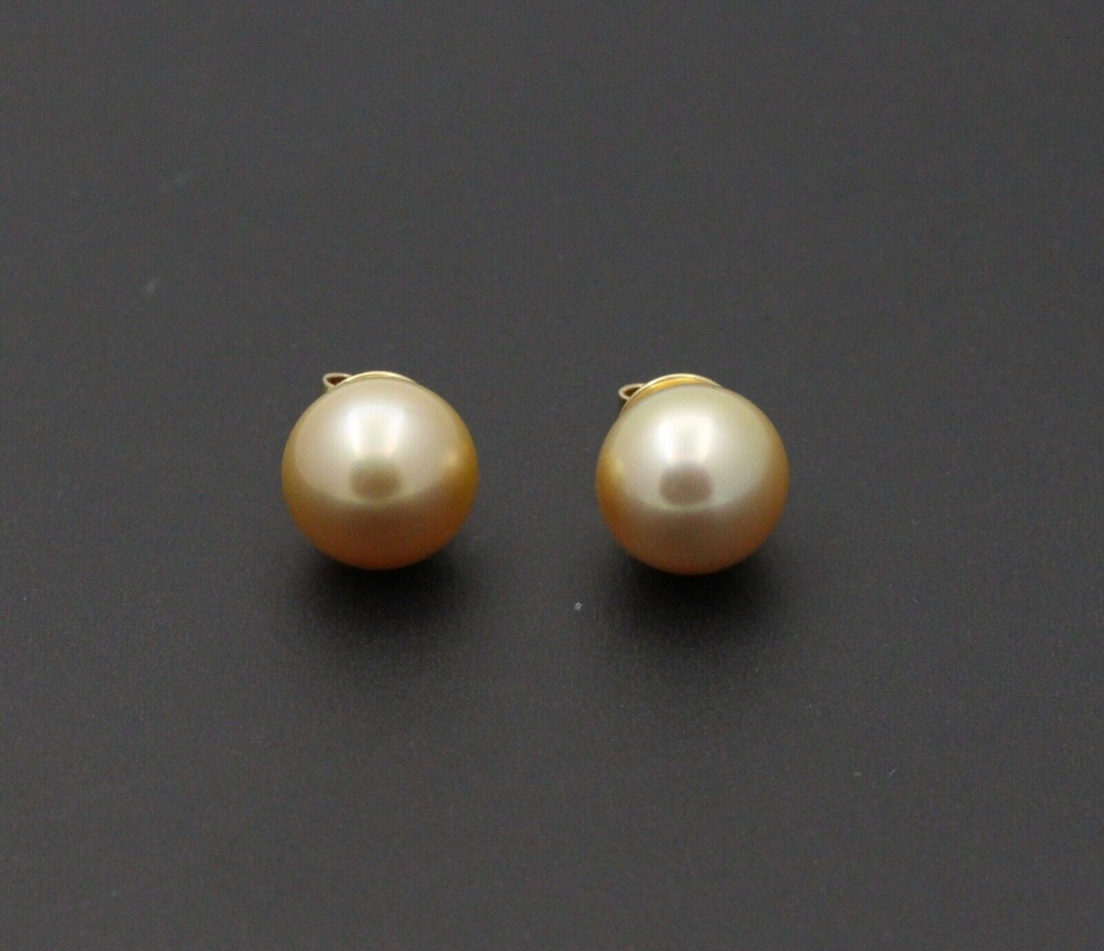 Vintage Classic 18K Yellow Gold Golden Pearl Studs Earrings