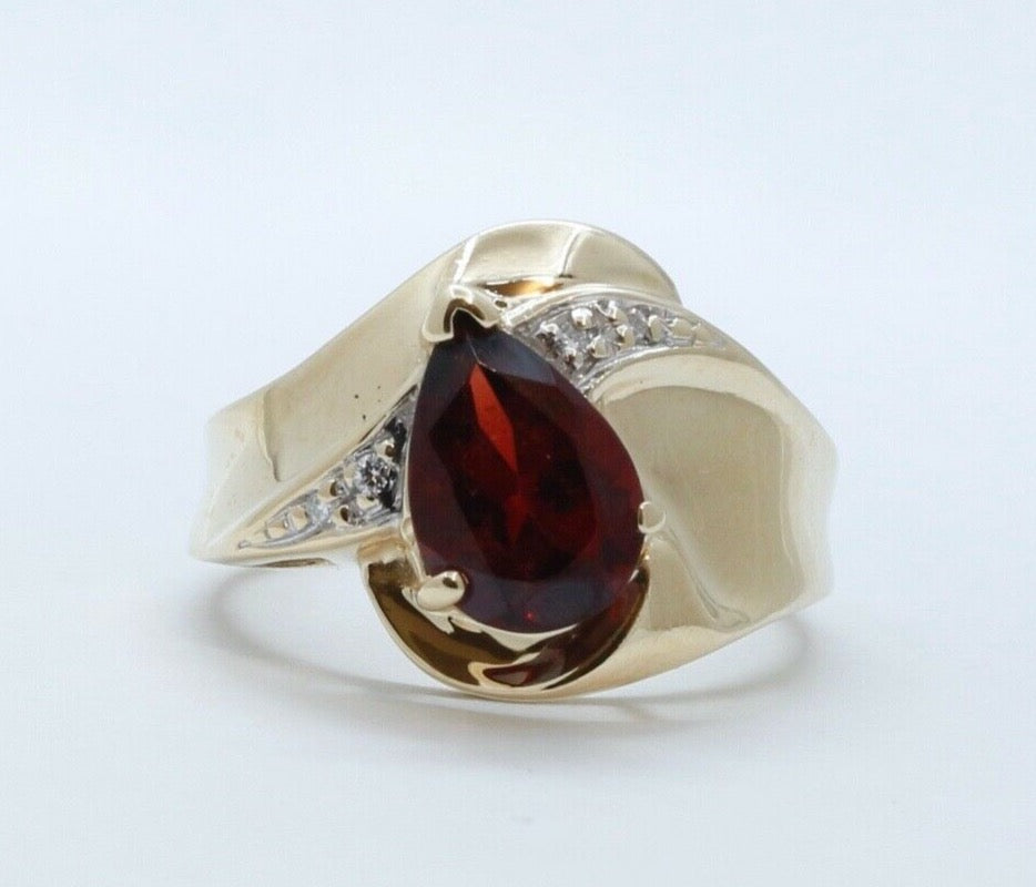 Vintage Ladies Garnet Diamonds 14K Yellow Gold Ring