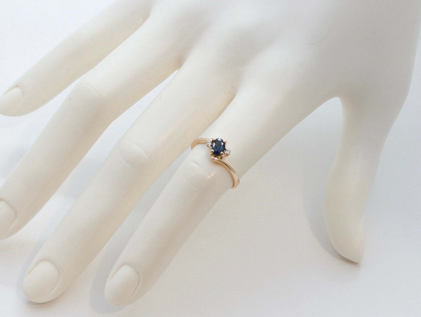 Vintage Bypass Blue Sapphire Diamonds 18K Yellow Gold Ring
