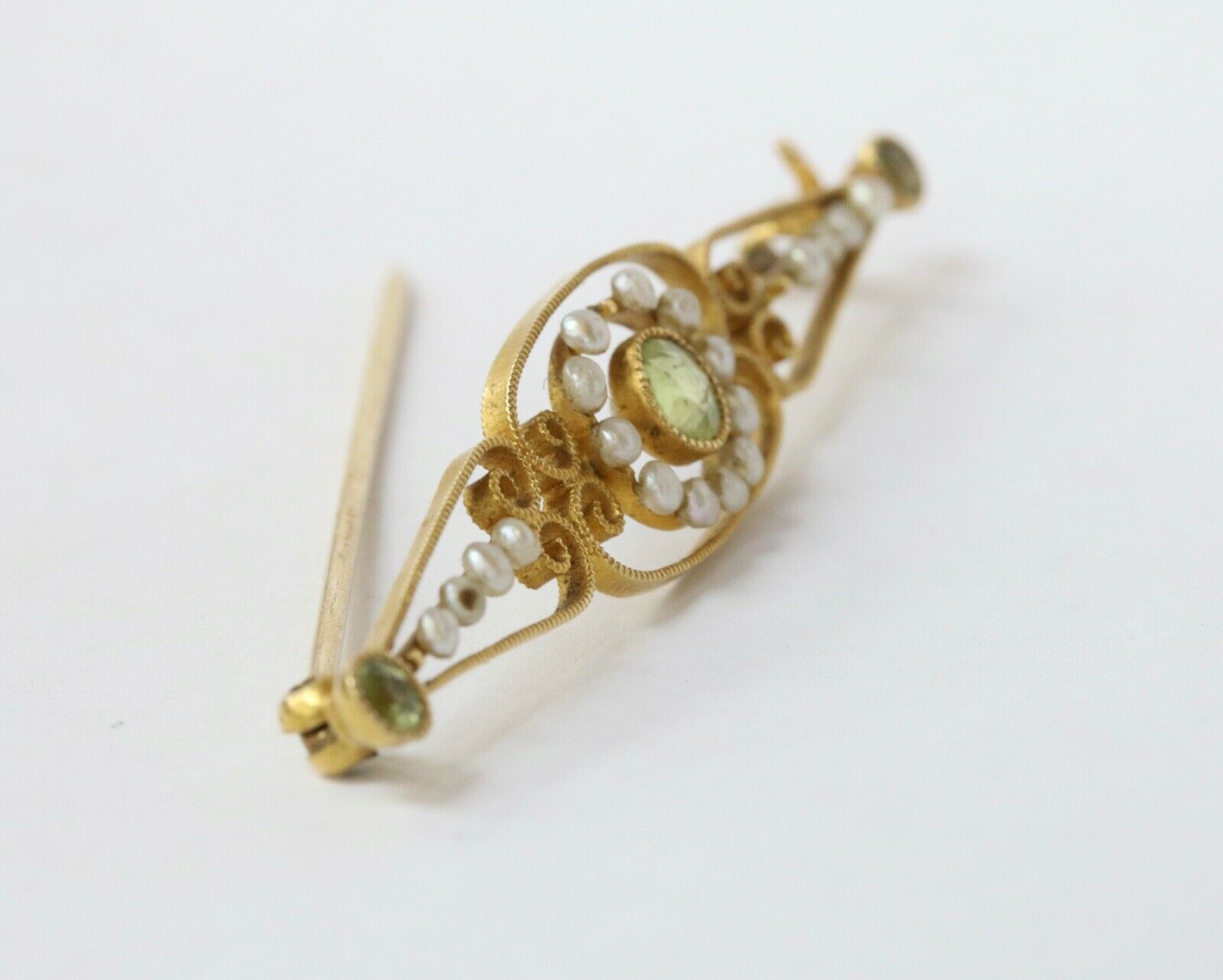 Art Nouveau Peridot & Button Pearl Gold Bar Pin