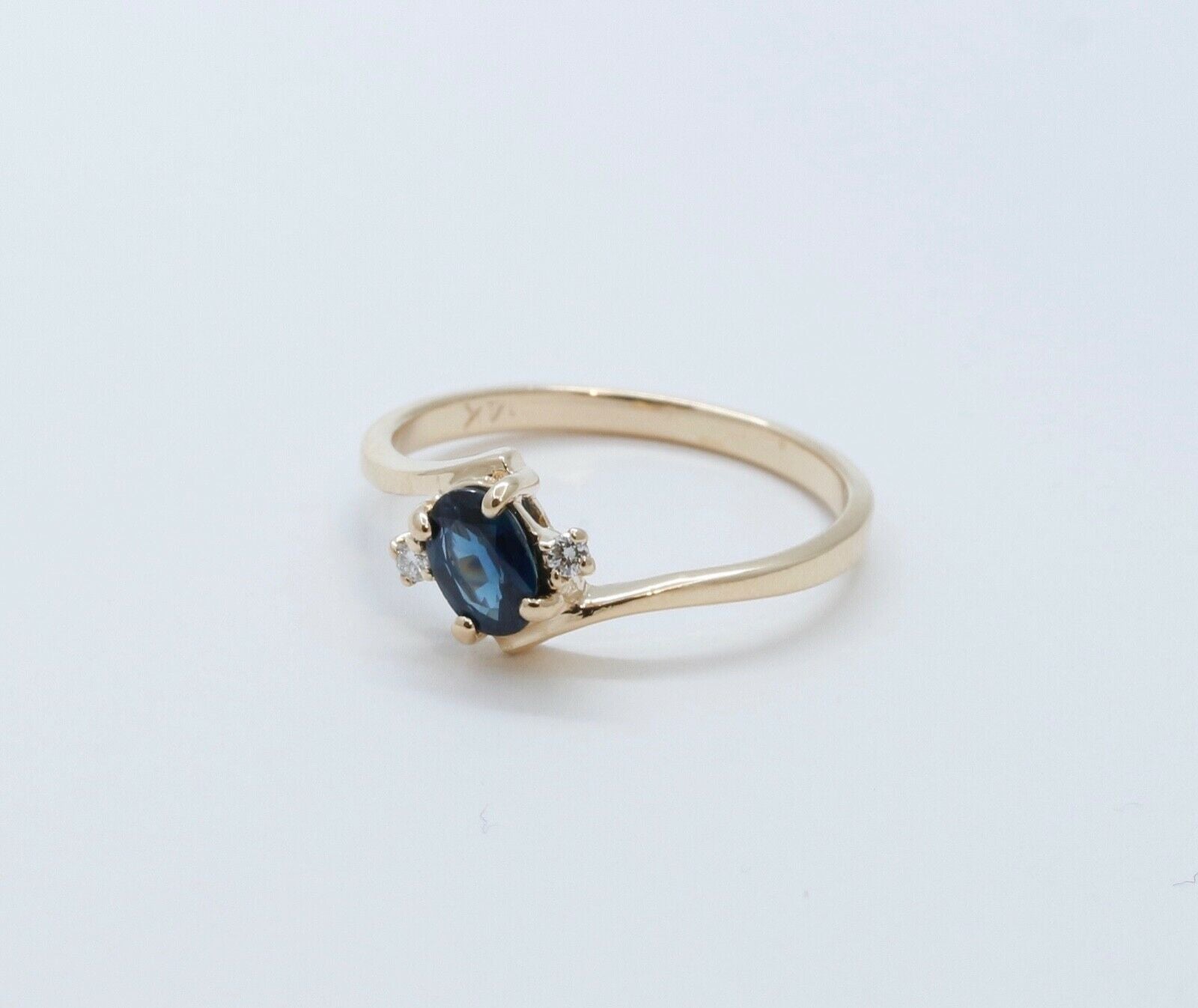 Vintage Bypass Blue Sapphire Diamonds 18K Yellow Gold Ring