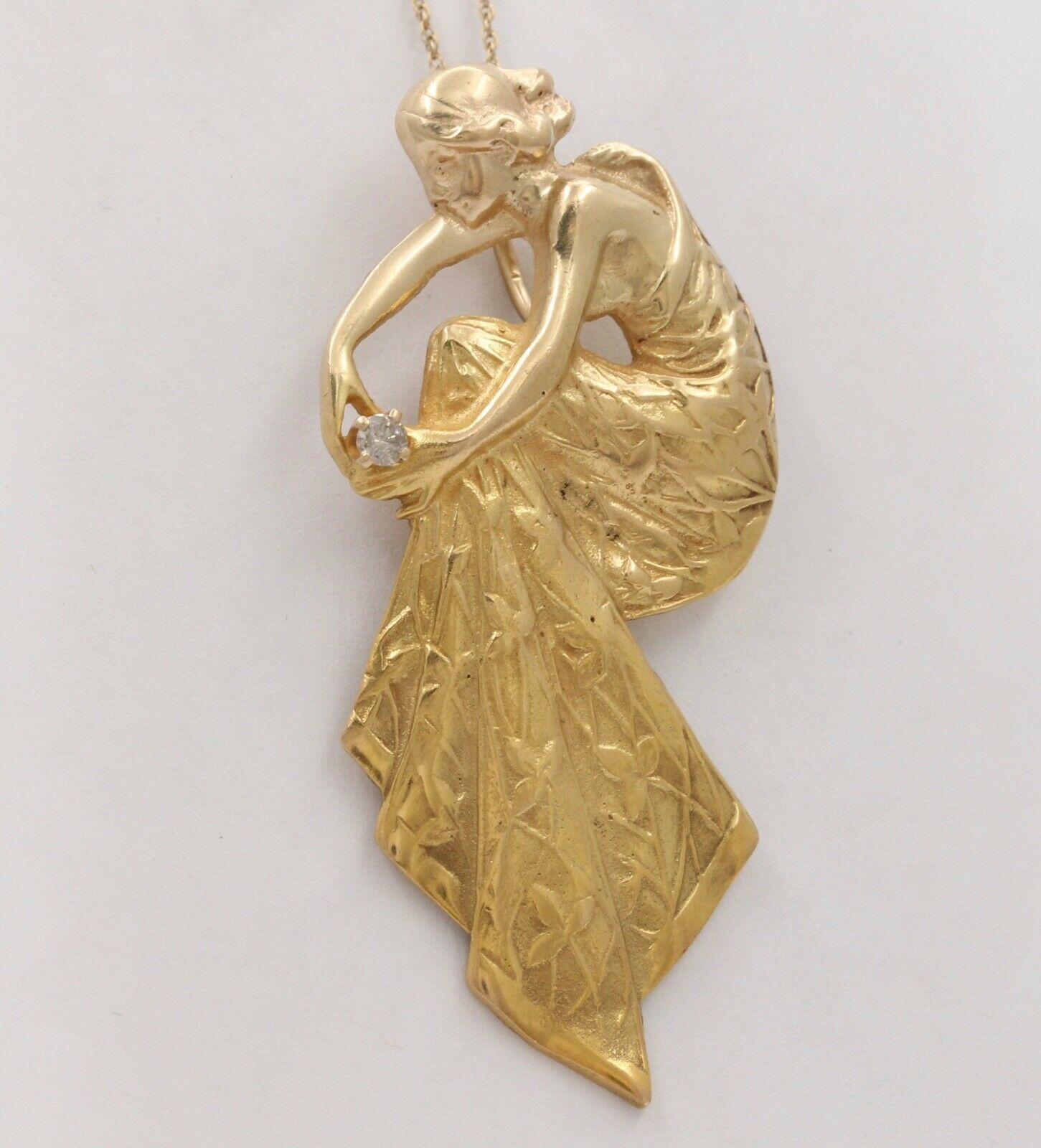 Beautiful Vintage Woman Portrait Held Diamond 18K Gold Pendant Necklace