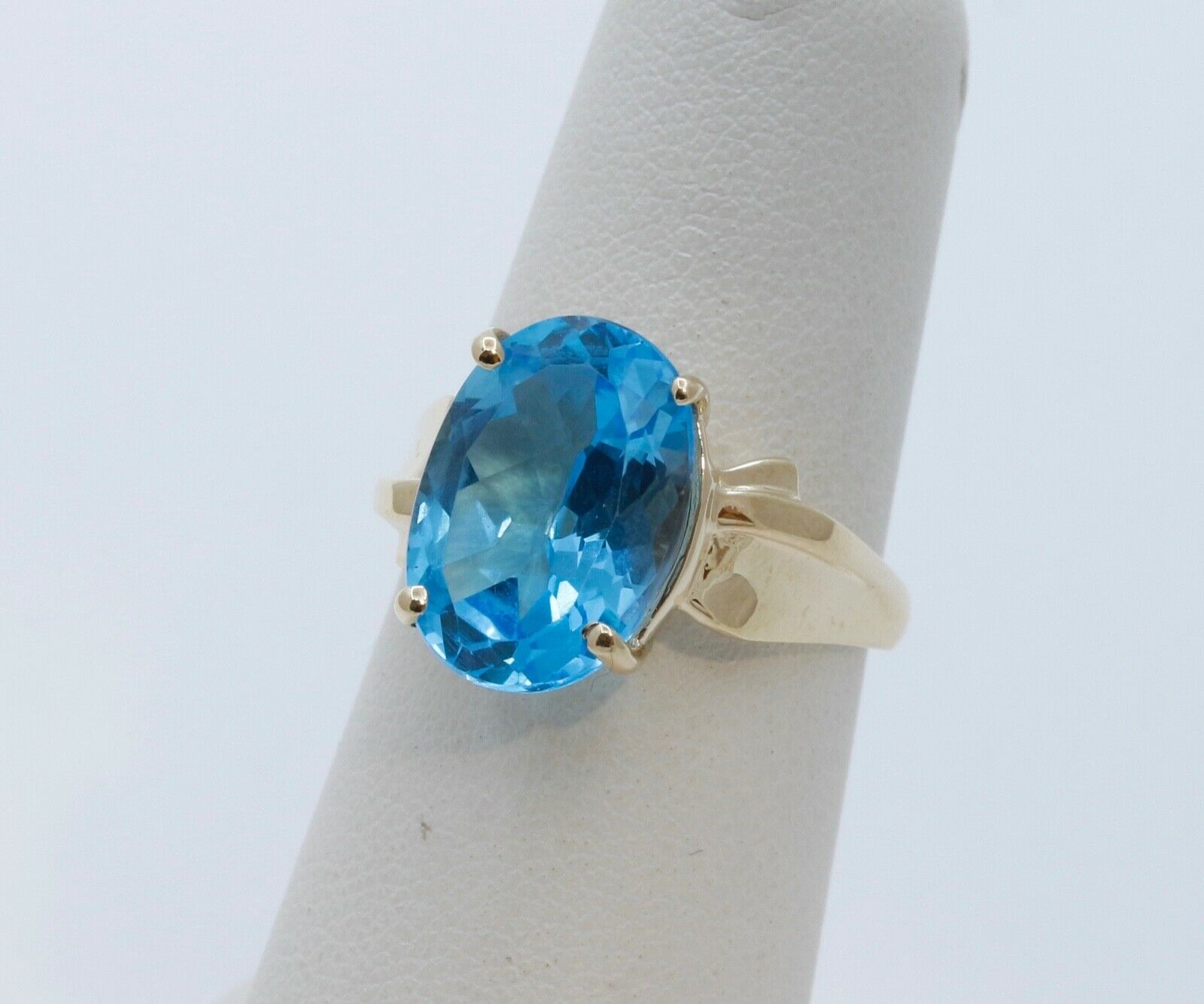 Vintage Oval London Blue Topaz 10K Yellow Gold Ring