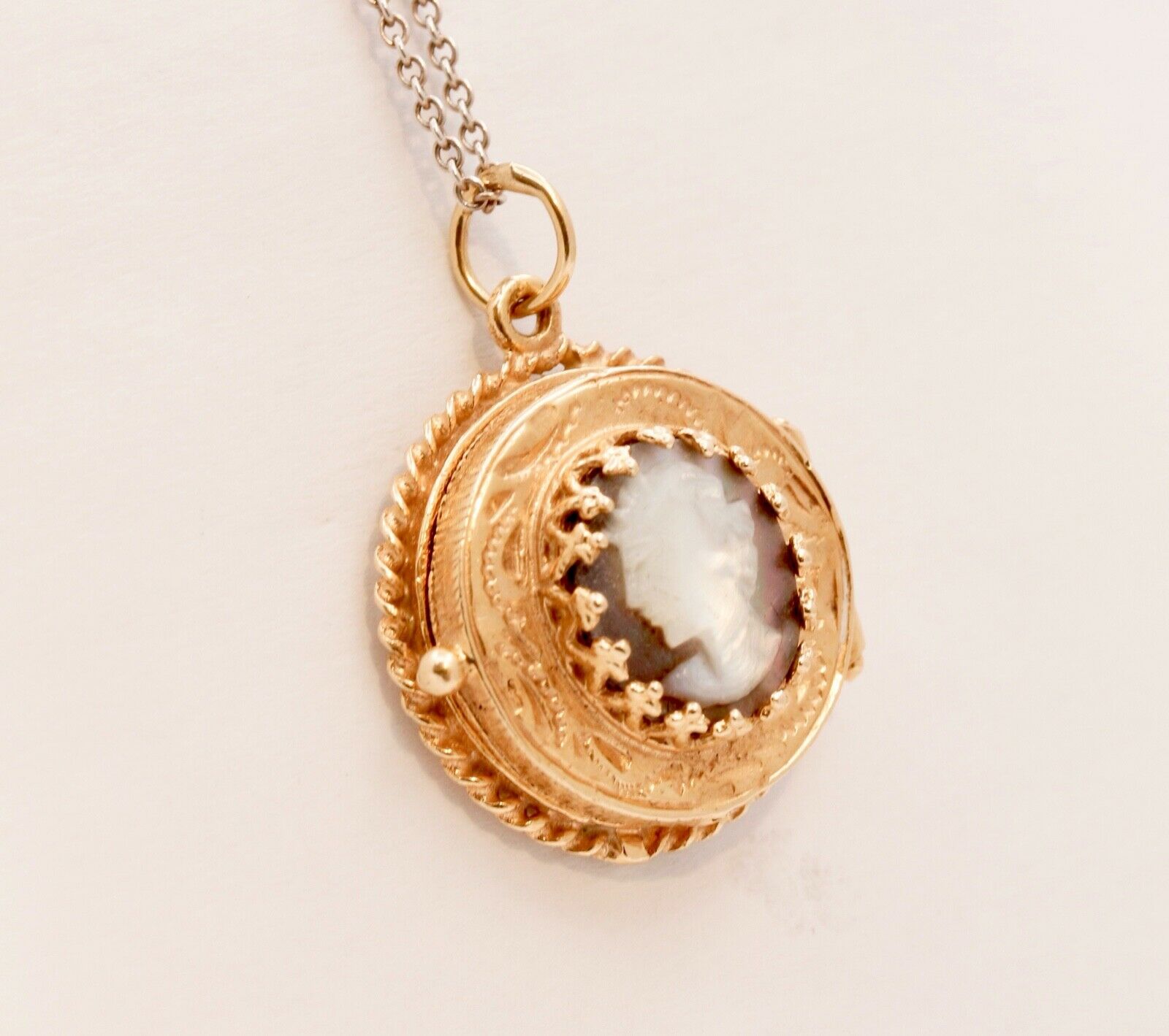 Beautiful Vintage Mother Of Pearl 14K Yellow Gold Locket Pendant