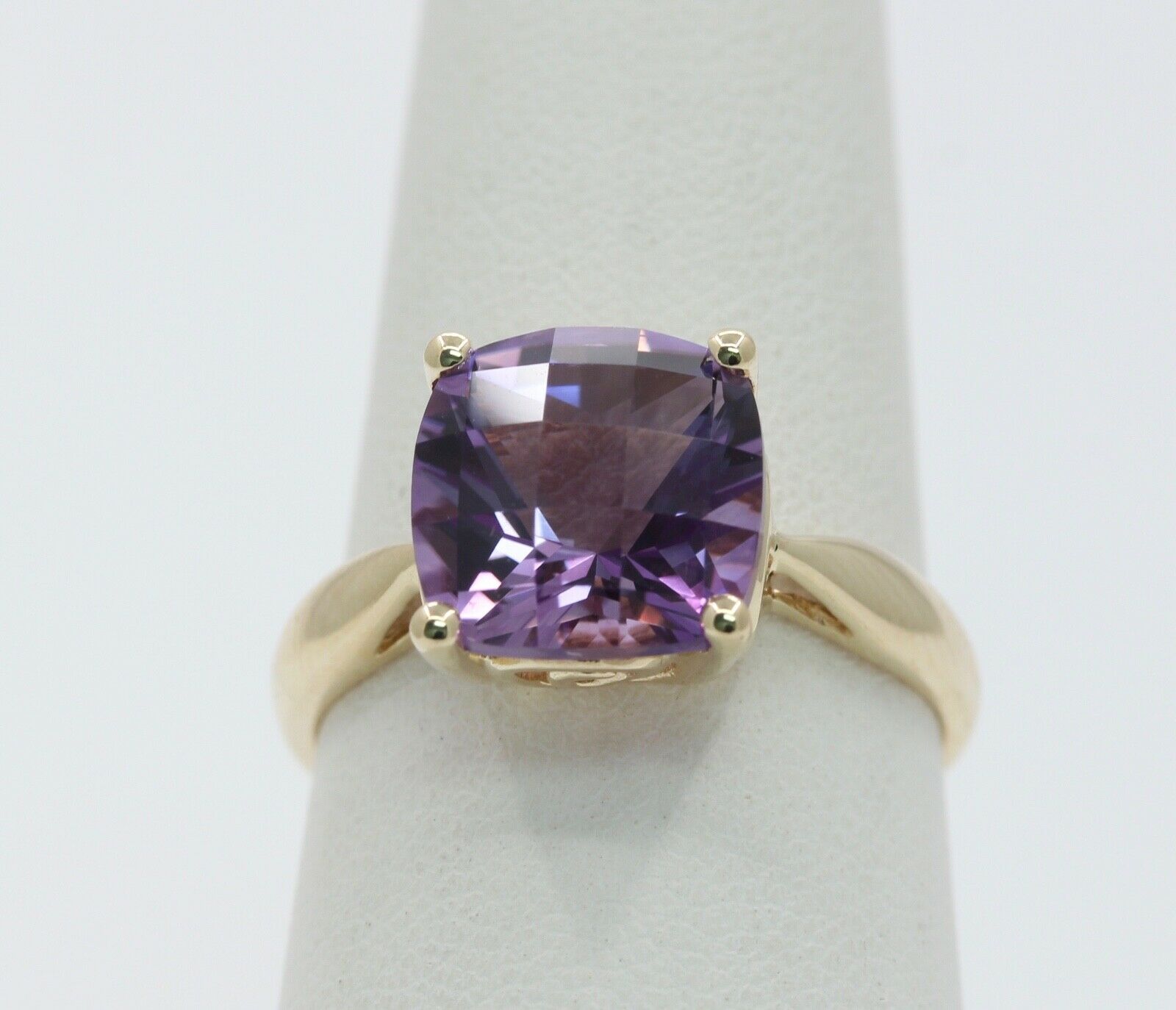 Vintage Ladies Amethyst 10K Yellow Gold Ring