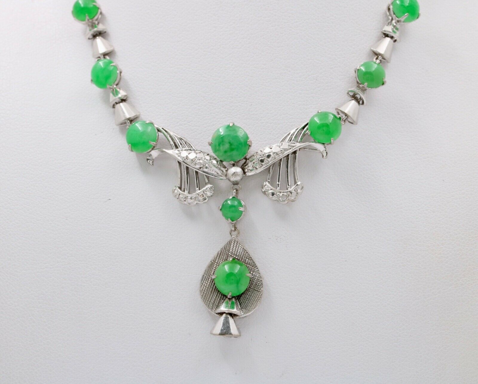 Vintage Decorative 14K White Gold Jade Teardrop Festoon Necklace