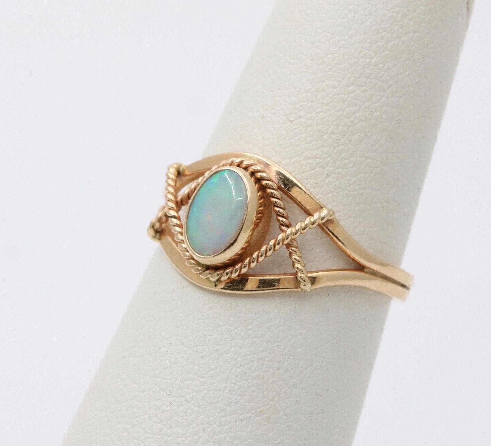 Cool Vintage Opal 14K Yellow Gold Ring