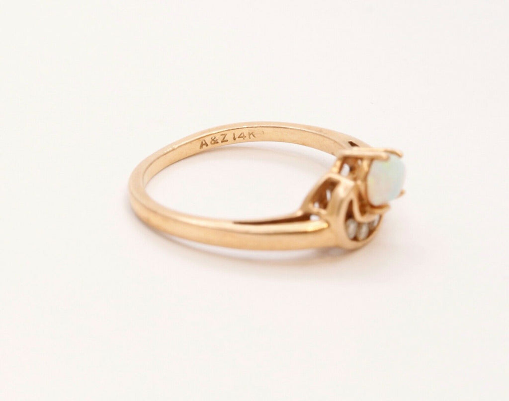 Vintage Ladies Opal Diamonds 14K Yellow Gold Ring