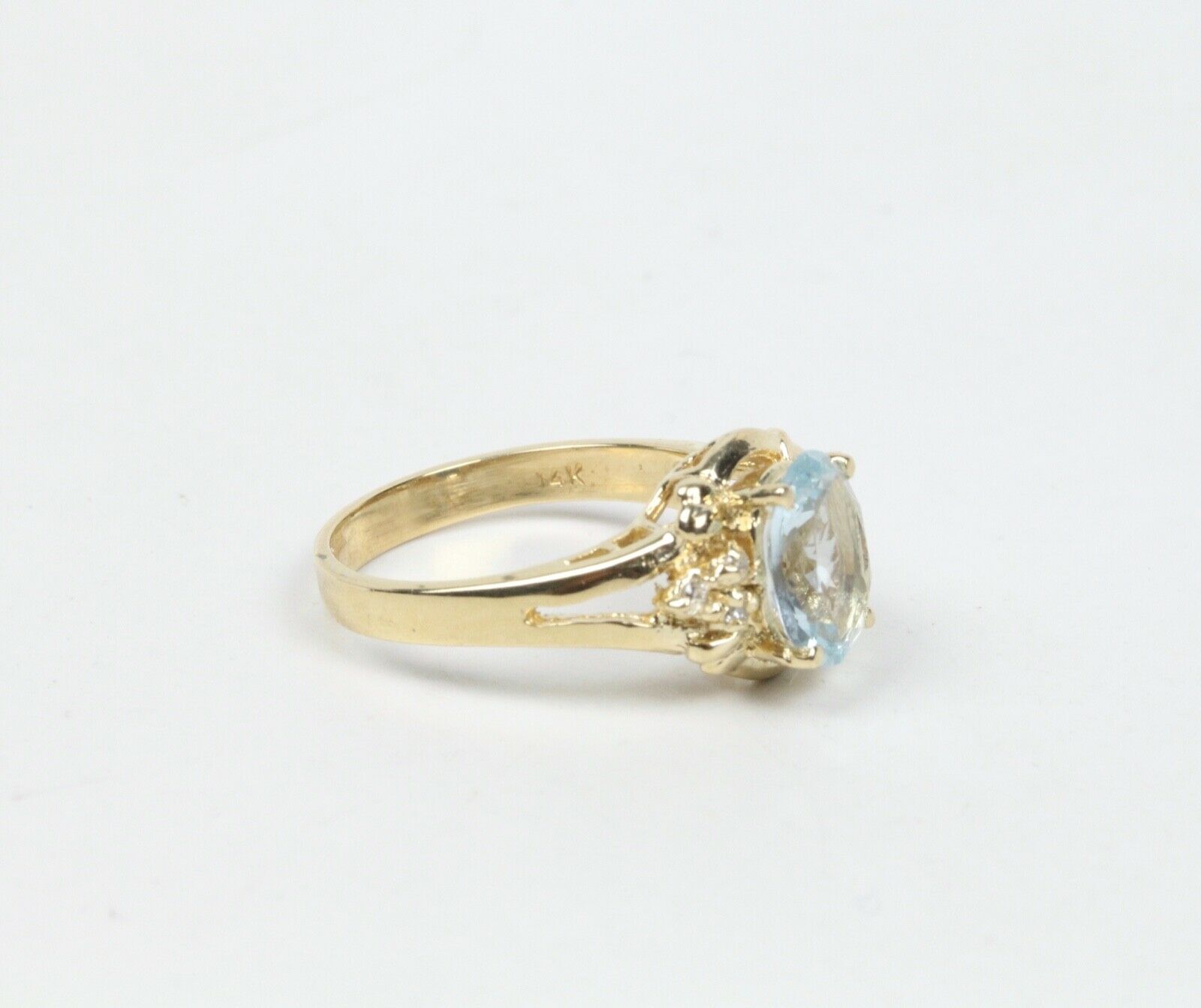 Vintage Ladies Aquamarine Diamonds 14K Yellow Gold Ring