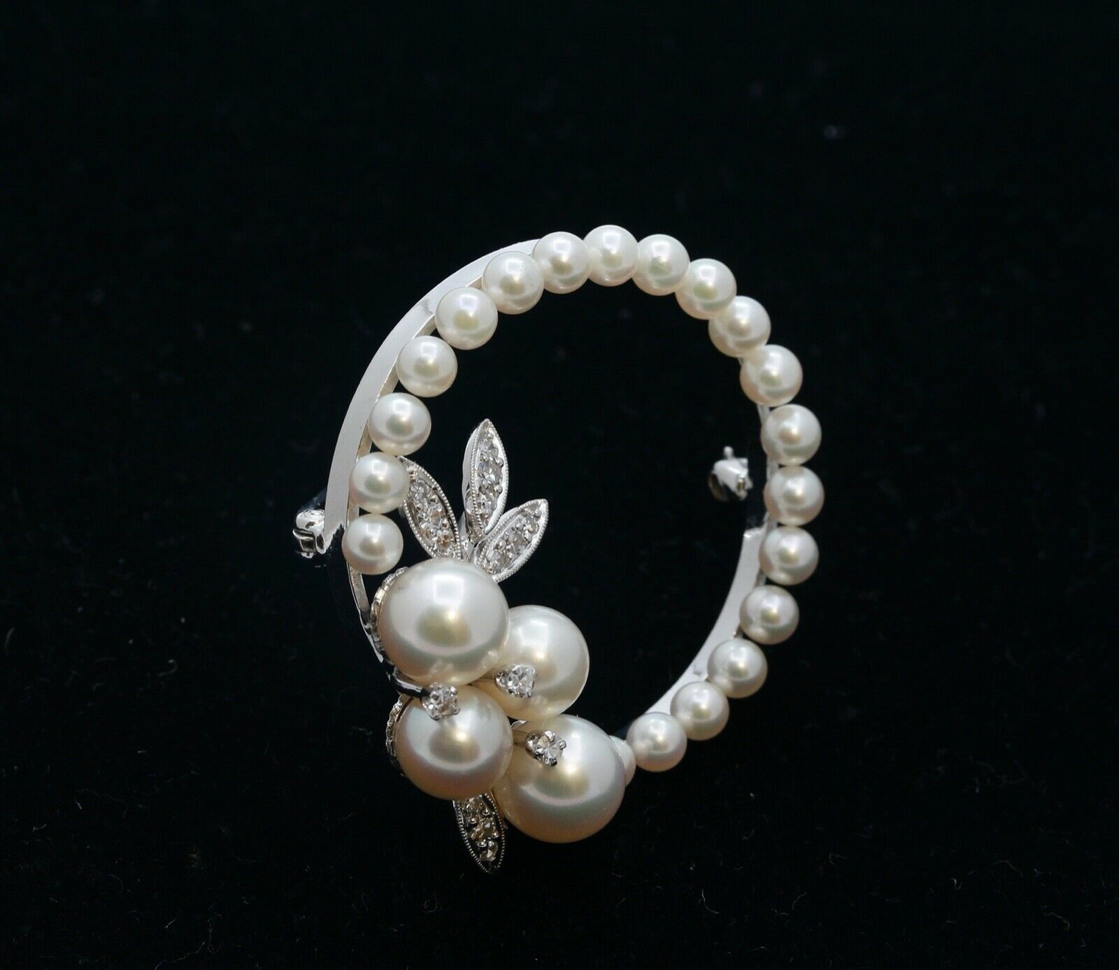Elegant Ladies Vintage 14K White Gold Pearls Diamonds Brooch Pin